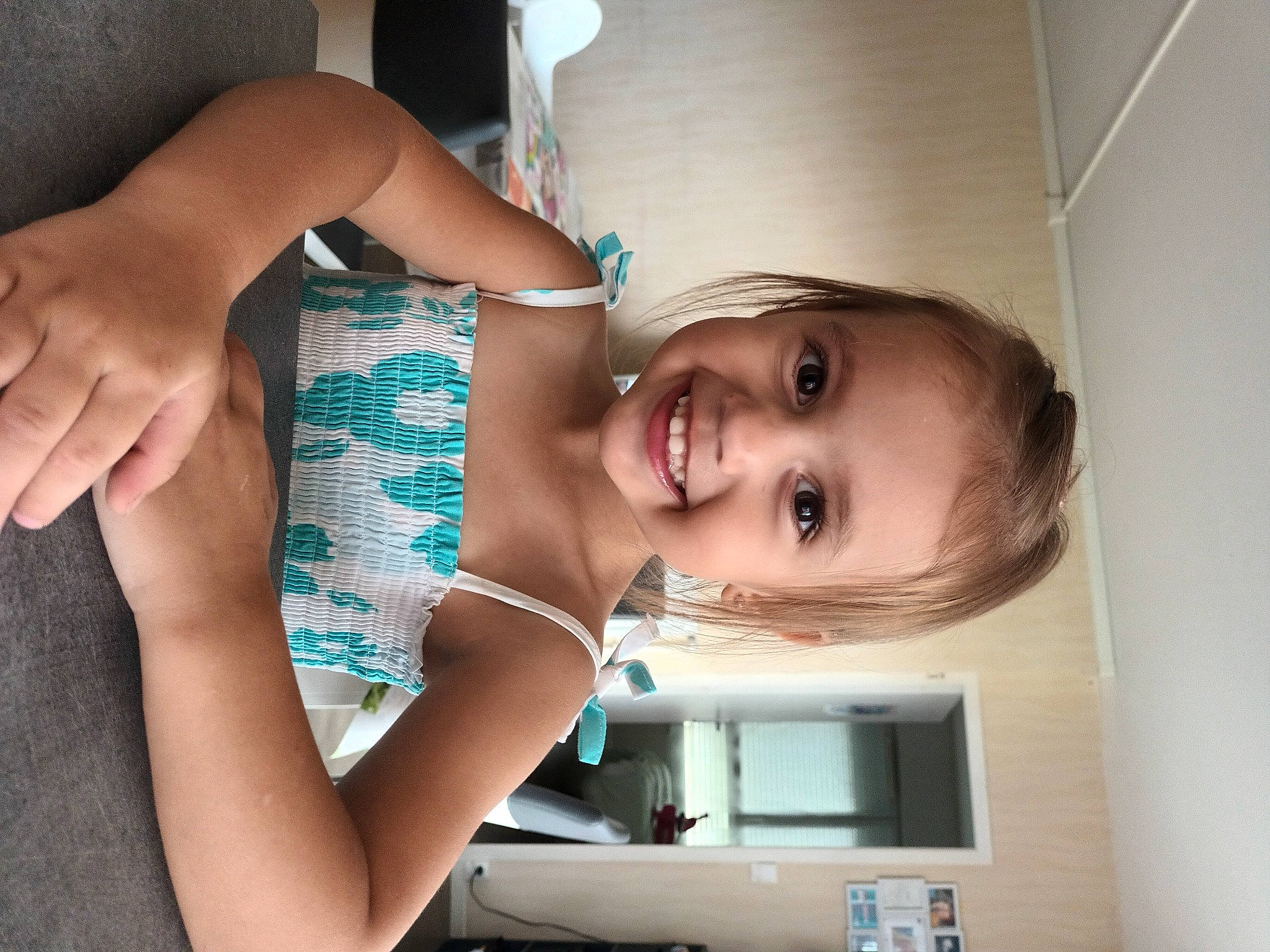 Chloé participe au concours pour gagner de l'argent avec cette photo : chest, child, elbow, eyelash, finger, flash_photography, fun, gesture, happy, hat, house, jewellery, joy, laugh, person, room, shoulder, smile, television, toddler