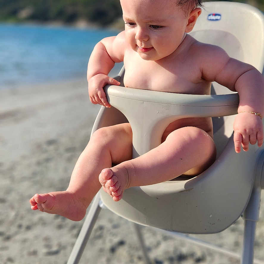 Lou-Imperia a rejoint le concours — aidez-le/la à gagner de superbes lots ! baby, beach, bodypart, chair, coast, face, finger, furniture, hand, head, nature, outdoors, person, photography, portrait, sea, shoreline, sitting, summer, water