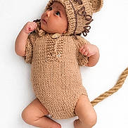 Mirale a rejoint le concours — aidez-le/la à gagner de superbes lots ! baby, infant, knitted_clothing, bear_costume, cute, lying_down, white_background, newborn, hand_knit, headwear, ears, tail, fist, feet, looking_up, portrait, soft_texture, child, adorable, cozy