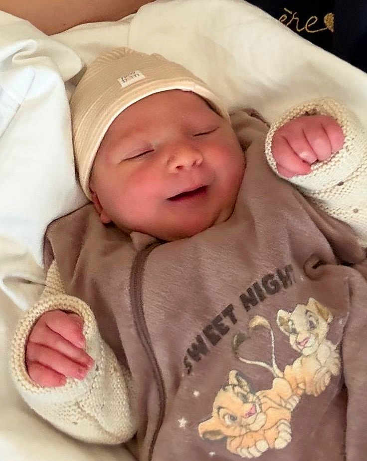 Anastasia a rejoint le concours — aidez-le/la à gagner de superbes lots ! baby, newborn, sleeping, smiling, hat, mittens, clothing, cute, infant, soft, bundle, cartoon, animal_print, sleepwear, peaceful, closeup, face, hand, warm, indoors