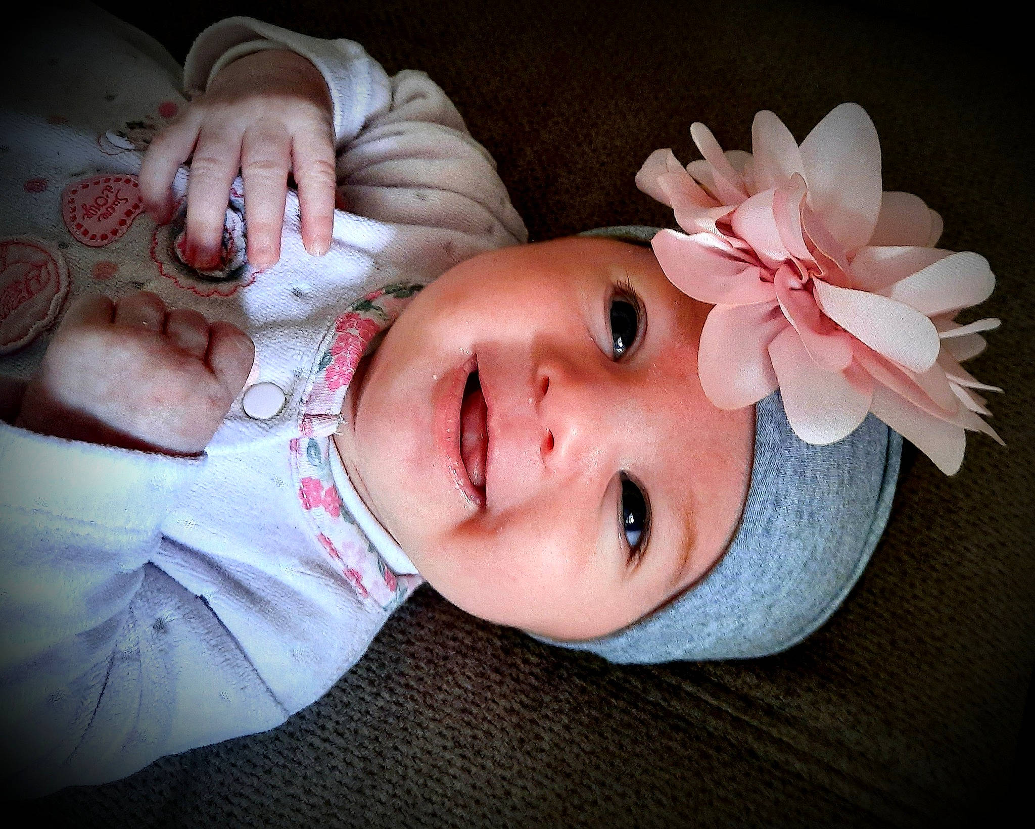 Nélia a rejoint le concours — aidez-le/la à gagner de superbes lots ! artificial_flower, baby, baby_toddler_clothing, cheek, child, cut_flowers, eye, eyelash, facial_expression, hair_accessory, headwear, lip, mouth, nail, nose, person, petal, pink, portrait_photography, skin