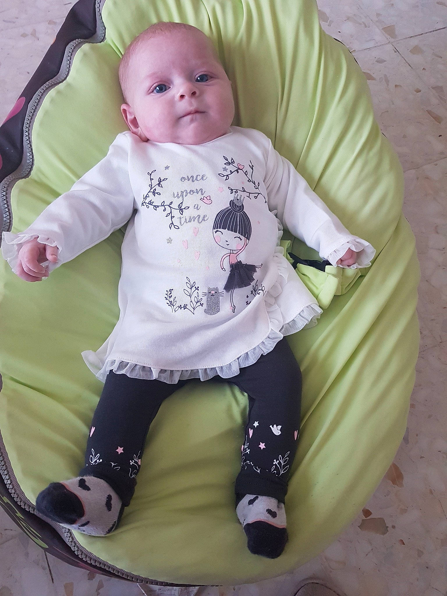 Julie participe au concours pour gagner de l'argent avec cette photo : baby, baby_products, cheek, child, eye, iris, lip, nose, person, pink, product, sitting, skin, smile, toddler