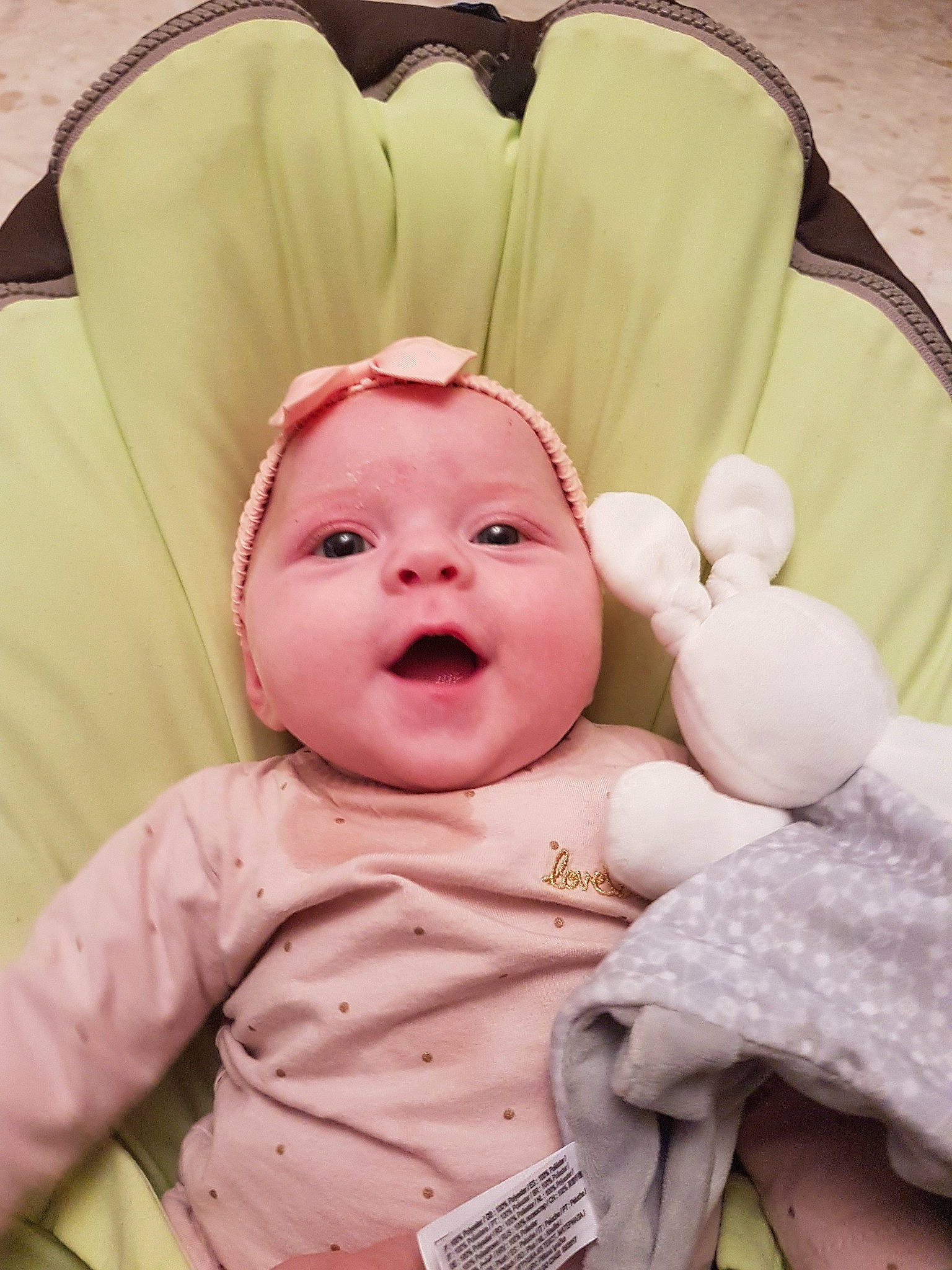 Julie participe au concours pour gagner de l'argent avec cette photo : baby, cheek, child, eye, face, forehead, head, lip, nose, person, pink, skin, smile, toddler