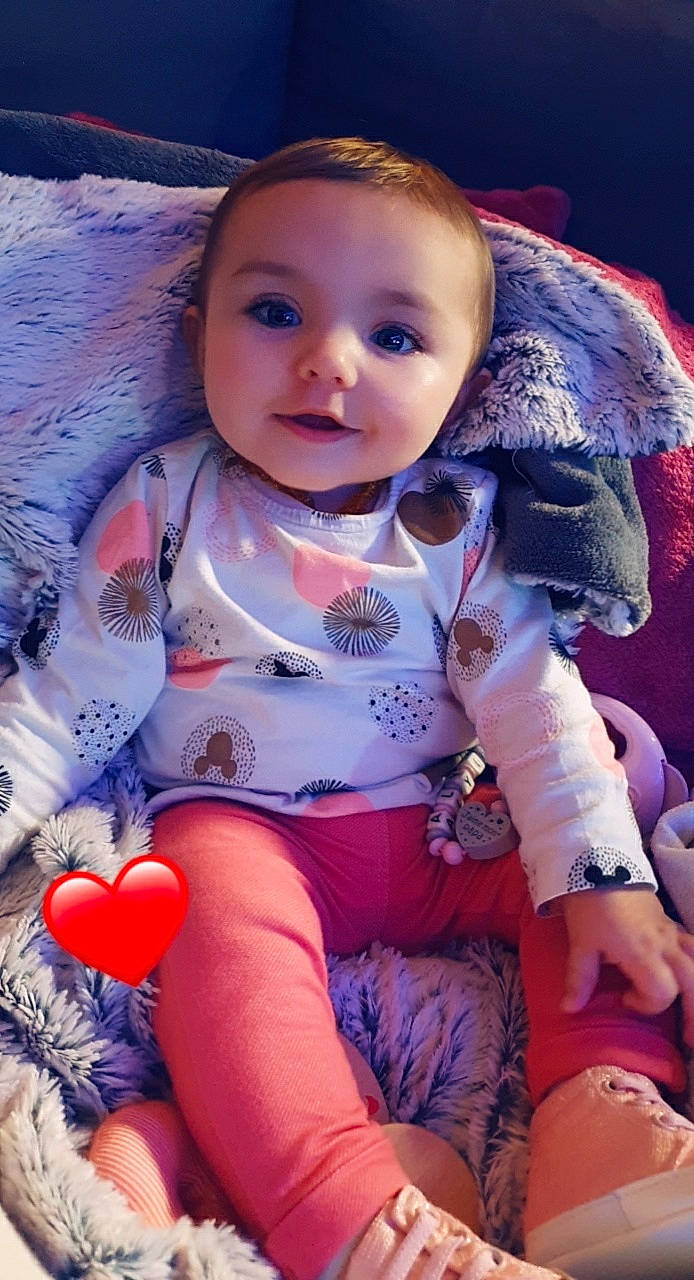 Alyia participe au concours pour gagner de l'argent avec cette photo : arm, baby_toddler_clothing, cheek, eye, face, facial_expression, hairstyle, head, human, lip, mouth, nose, organ, person, product, purple, skin, smile, textile, vertebrate