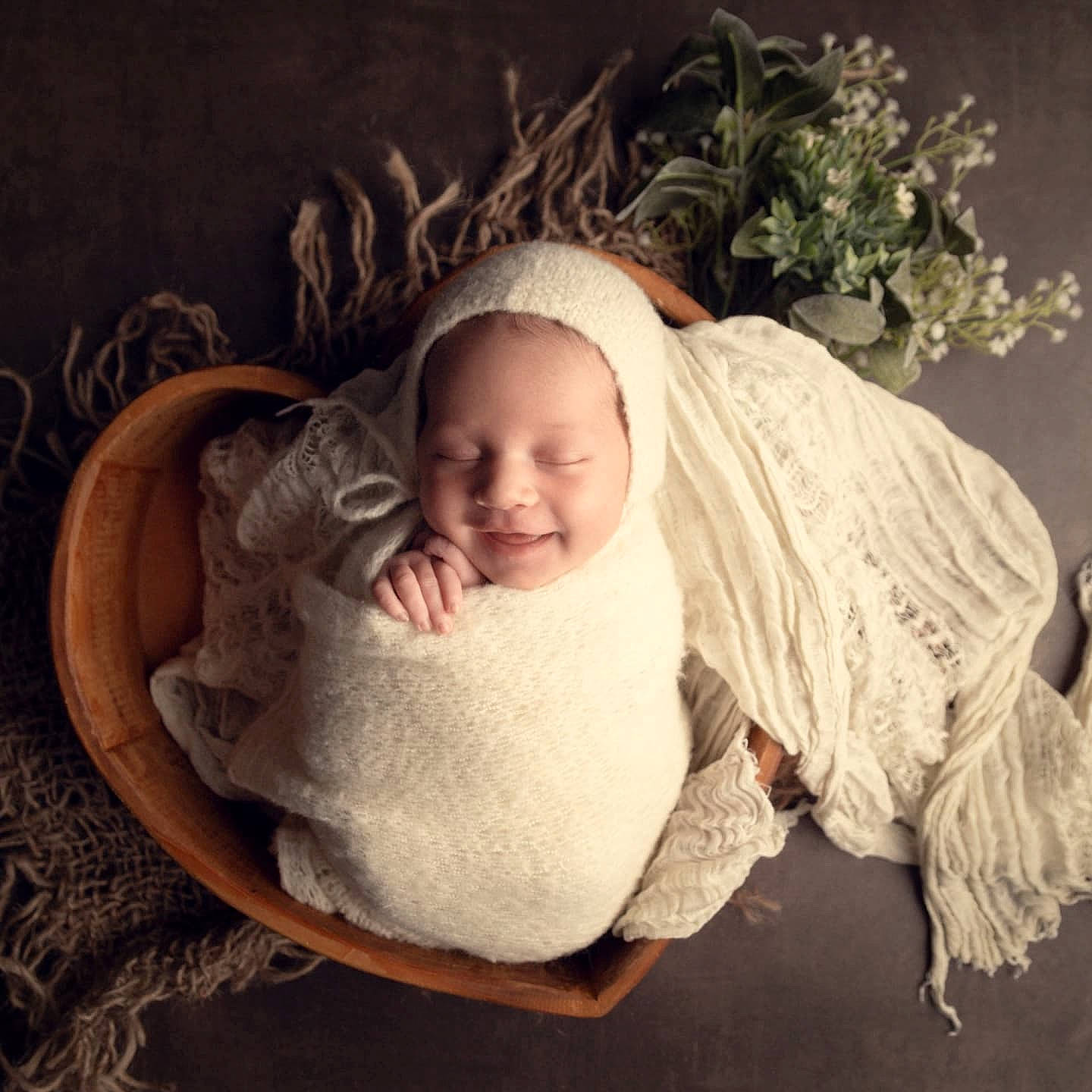 Nausikaa participe au concours pour gagner de l'argent avec cette photo : baby, baby_sleeping, baby_toddler_clothing, cheek, child, chin, comfort, eye, face, flash_photography, grass, happy, head, headgear, iris, joy, person, sitting, smile, toddler