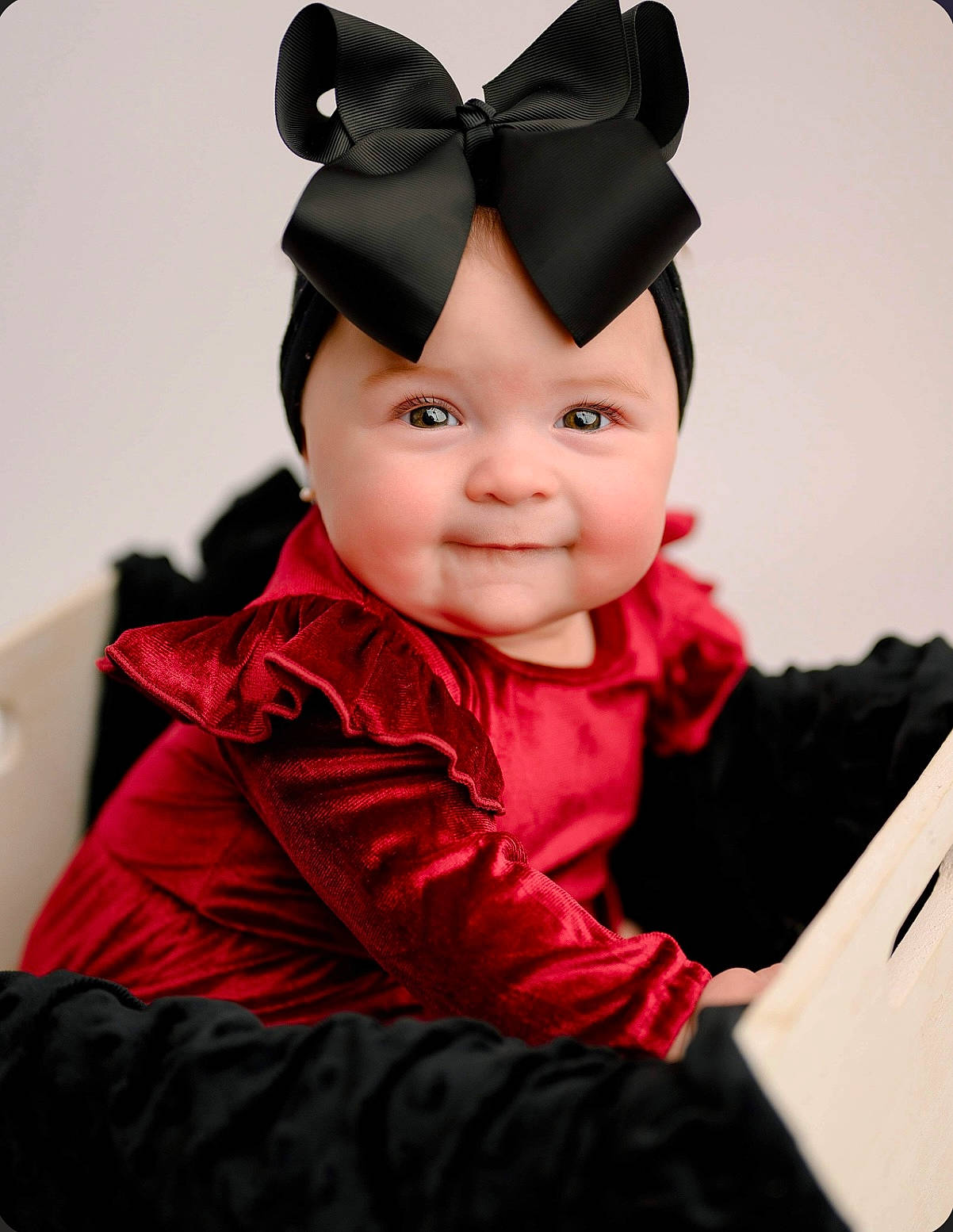 Kora is registered to the contest to win money with this photo: baby, baby_laughing, baby_toddler_clothing, beanie, beauty, cap, carmine, cheek, child, eyewear, fashion_accessory, fun, happy, headwear, joy, laugh, magenta, person, pink, sitting