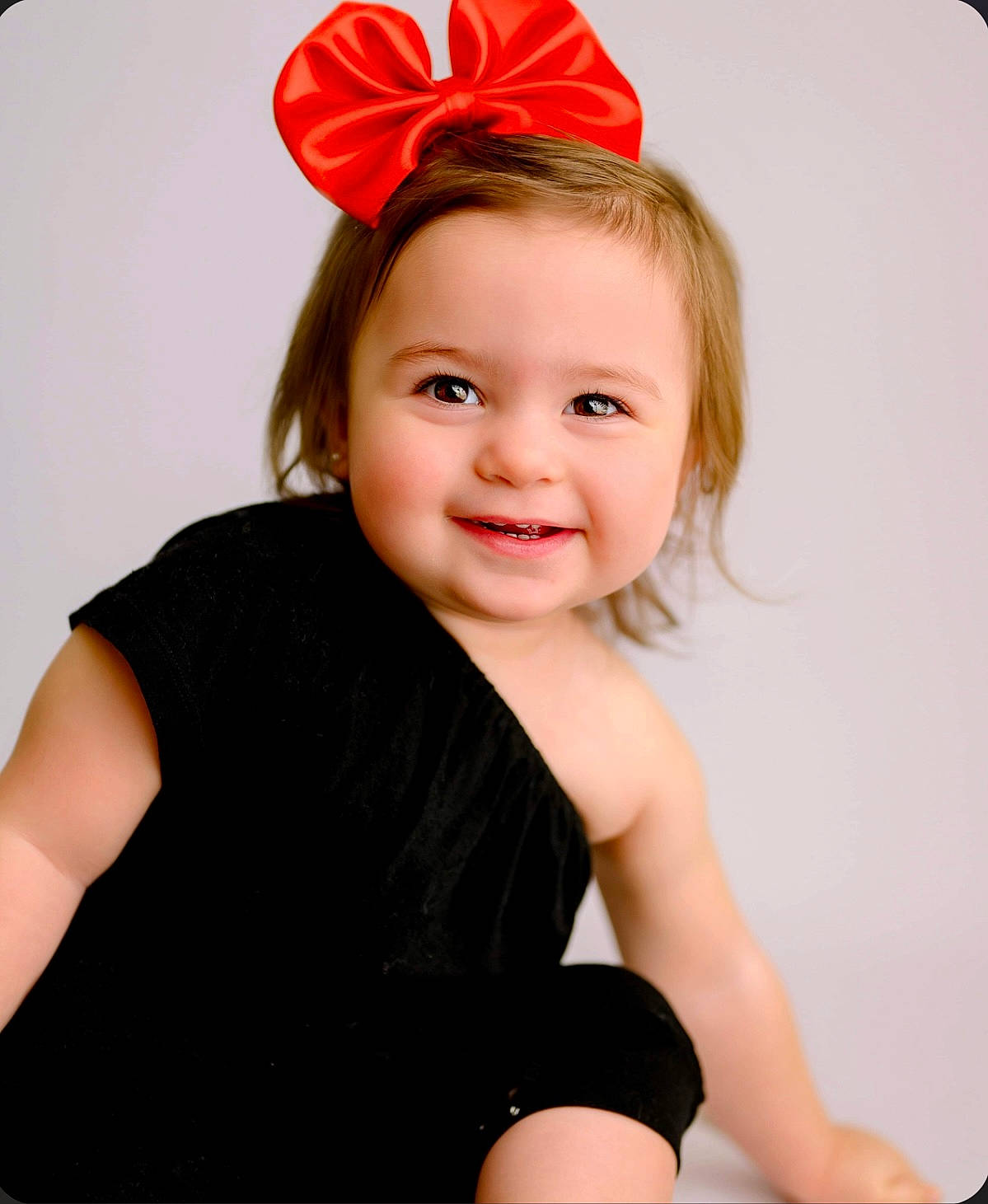 Kennedi is registered to the contest to win money with this photo: blond, brown_hair, chin, costume_hat, elbow, eye, eyebrow, eyelash, face, flash_photography, hair, happy, headband, headpiece, joy, lip, magenta, neck, person, sleeve