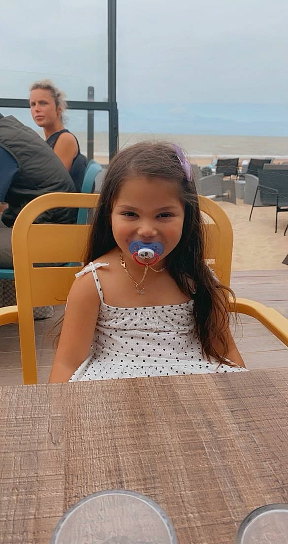 Cécilia participe au concours pour gagner de l'argent avec cette photo : beauty, chair, child, facial_expression, flooring, fun, hair, hairstyle, happy, human, joint, leisure, person, shoulder, skin, sky, smile, standing, summer, waist