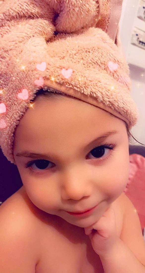 Cécilia a rejoint le concours — aidez-le/la à gagner de superbes lots ! baby, beauty, cap, cheek, child, ear, eyebrow, eyelash, finger, fun, happy, headgear, headpiece, headwear, iris, lip, mouth, nose, person, pink