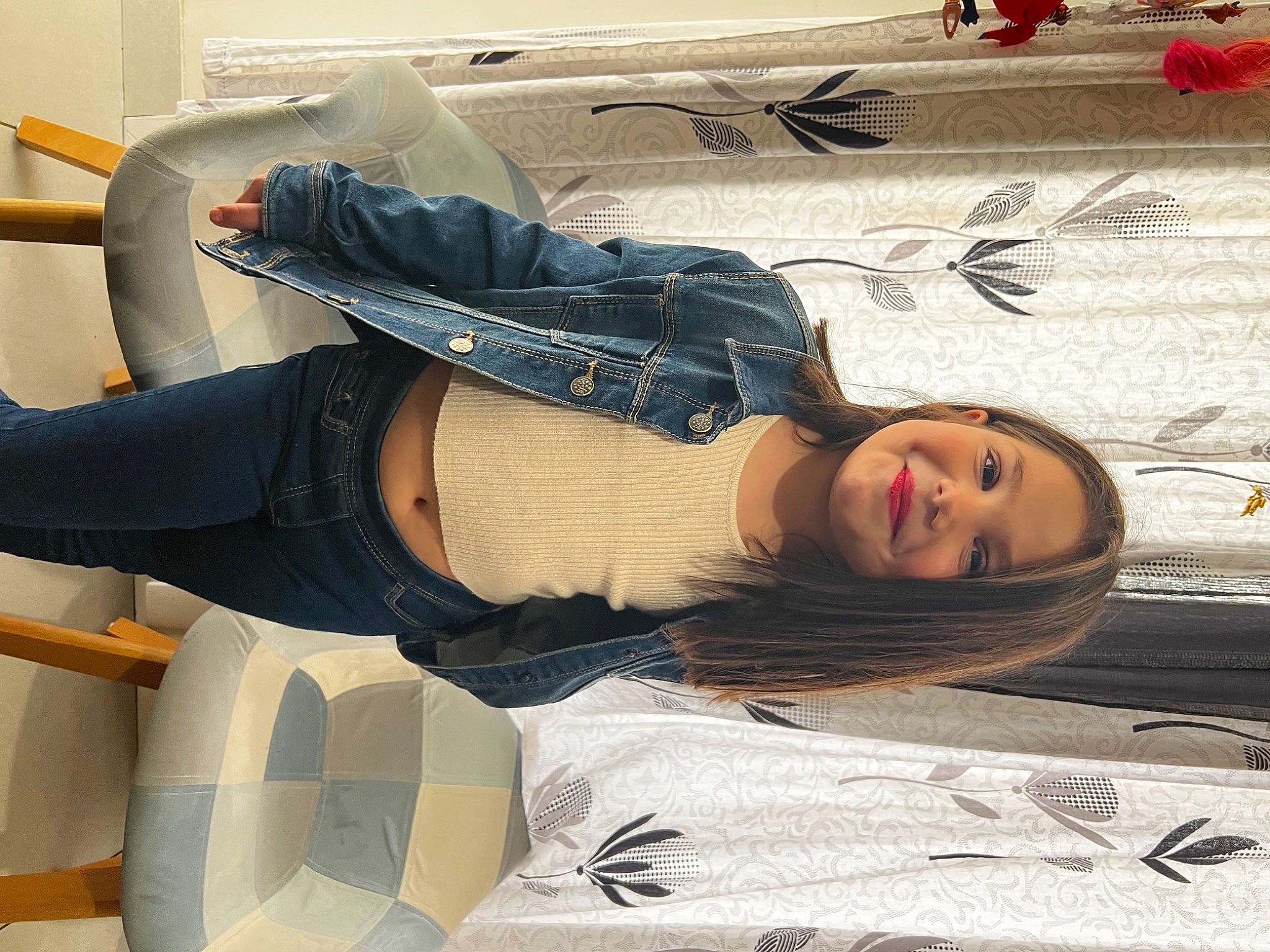 Cécilia a rejoint le concours — aidez-le/la à gagner de superbes lots ! art, automotive_design, blond, comfort, cool, eyewear, fashion_accessory, fashion_design, flooring, happy, human_leg, joy, knee, linens, pattern, person, selfie, smile, textile, thigh