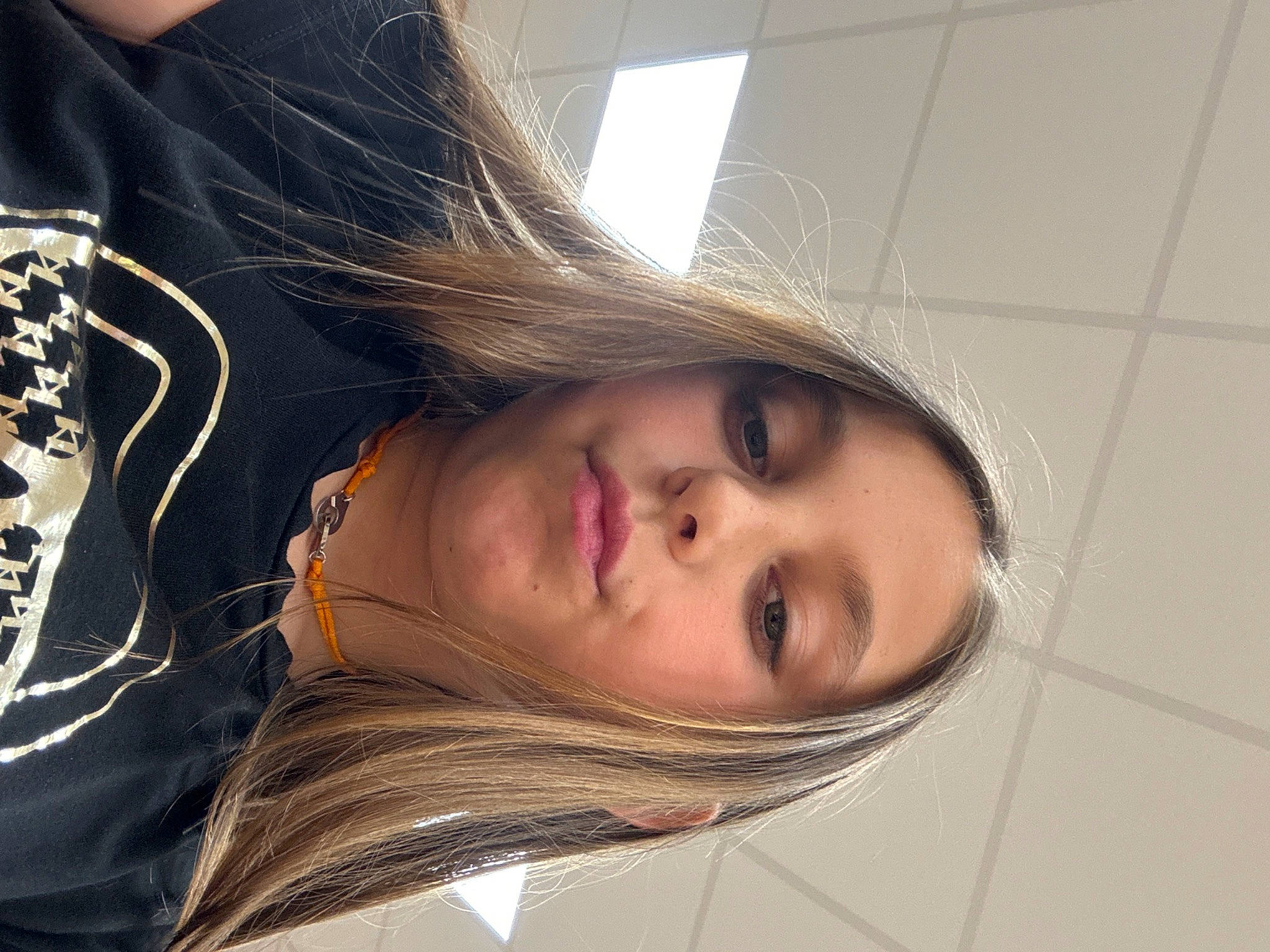 Merveille participe au concours pour gagner de l'argent avec cette photo : blond, brown_hair, comfort, eyelash, eyewear, gesture, hair, hair_care, hair_coloring, happy, human_leg, jaw, layered_hair, lip, long_hair, neck, nose, person, selfie, shoulder