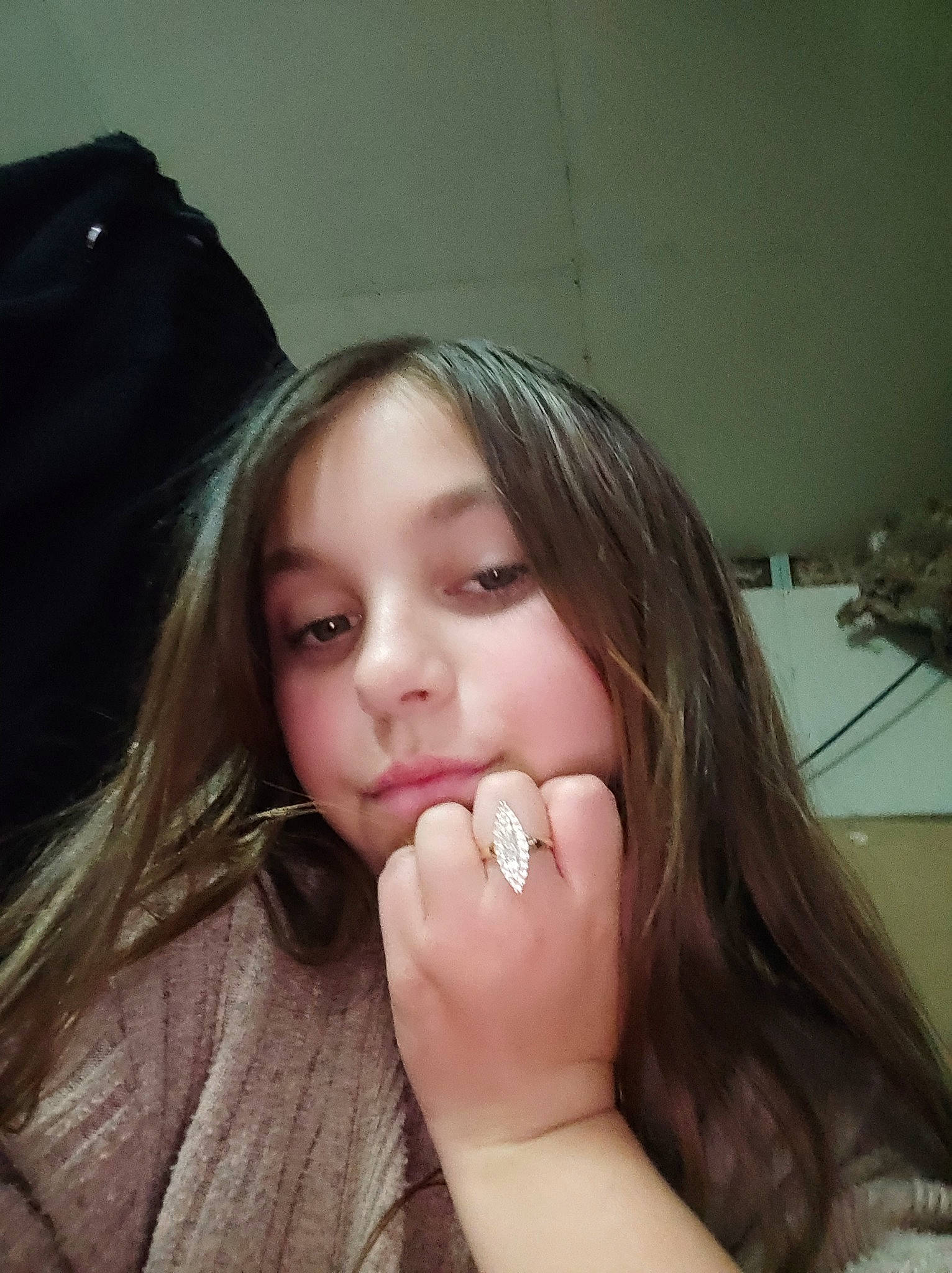 Merveille a rejoint le concours — aidez-le/la à gagner de superbes lots ! arm, body_jewelry, cheek, ear, eyelash, finger, flash_photography, gesture, happy, human_body, jaw, layered_hair, lip, long_hair, mouth, nail, neck, nose, person, thumb