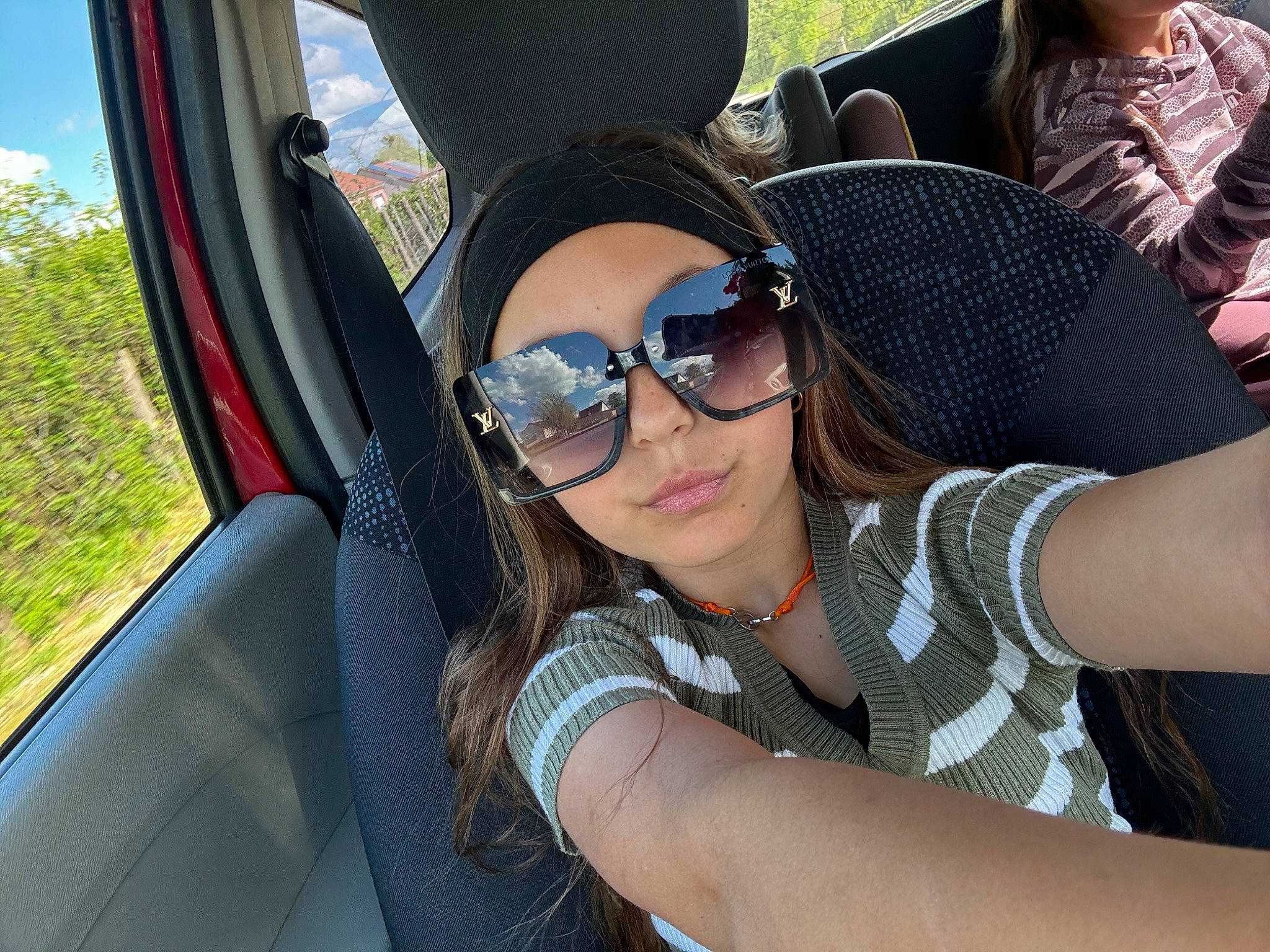 Merveille participe au concours pour gagner de l'argent avec cette photo : automotive_design, automotive_exterior, automotive_mirror, black_hair, cool, daytime, eyewear, facial_expression, finger, glasses, goggles, grass, leg, leisure, motor_vehicle, person, sunglasses, thigh, tree, vehicle_door