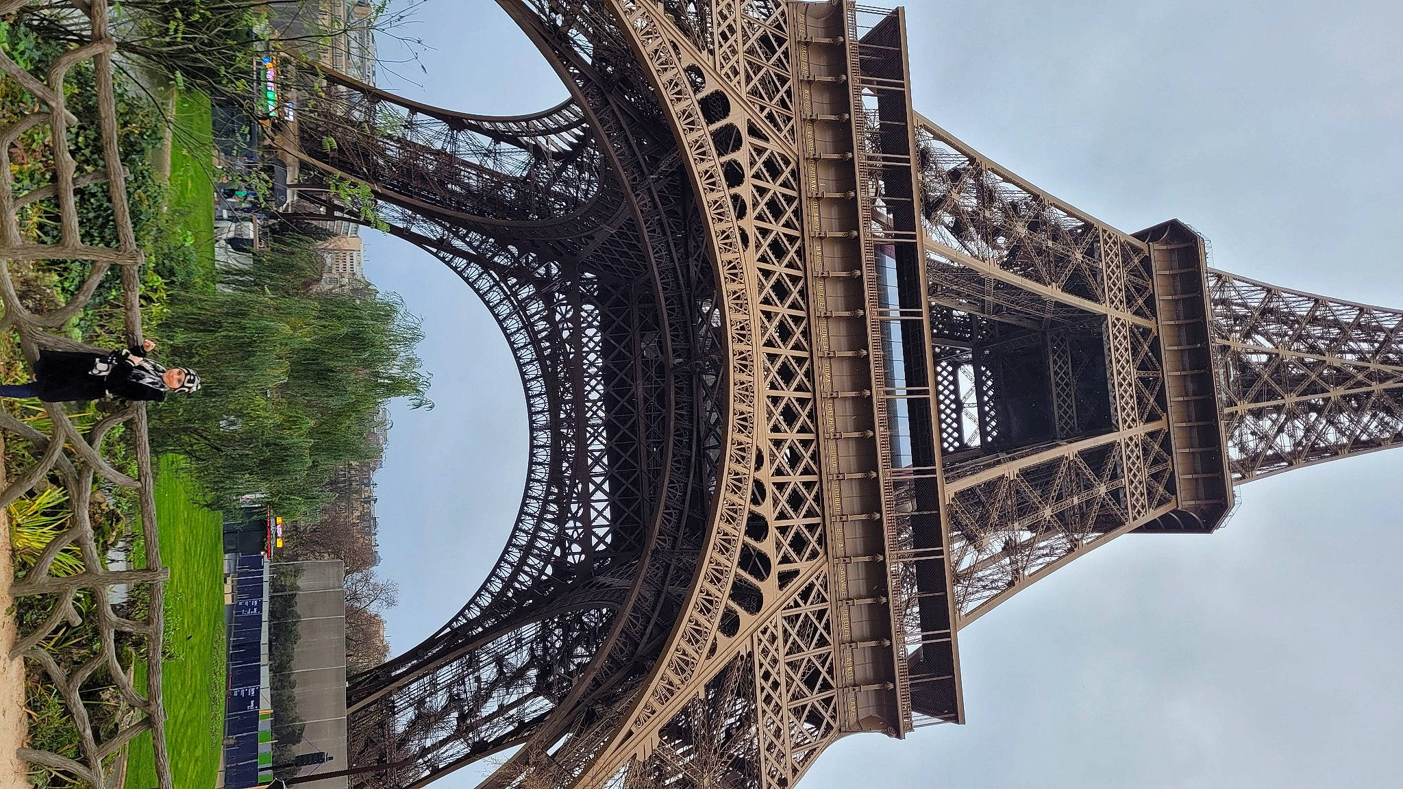 Maylé participe au concours pour gagner de l'argent avec cette photo : arch, building, city, facade, headwear, landscape, leisure, metal, metropolis, mixed_use, nonbuilding_structure, person, plant, pole, reflection, sky, symmetry, tower, travel, tree