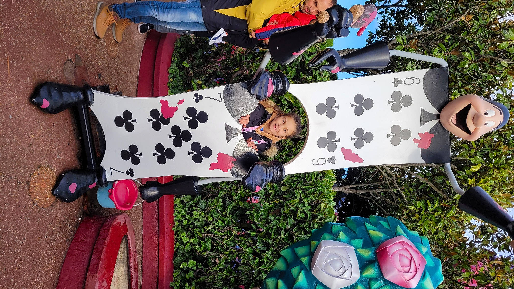 Maylé a rejoint le concours — aidez-le/la à gagner de superbes lots ! costume, event, flower, fun, grass, green, happy, joy, leisure, pattern, person, pink, plant, pole, rose, rose_family, rose_order, smile, spring, tree