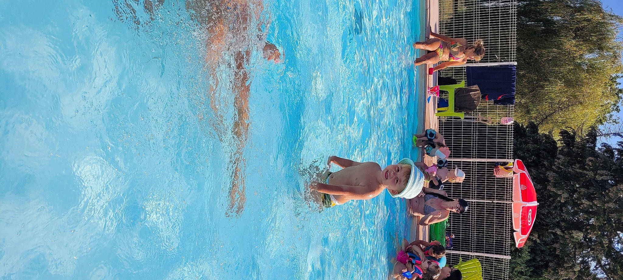 Maylé participe au concours pour gagner de l'argent avec cette photo : back, board_short, child, fun, headwear, leisure, leisure_centre, net, paint, person, recreation, shorts, sports, swimming_pool, swimwear, vacation, wall, water, wave, wind_wave