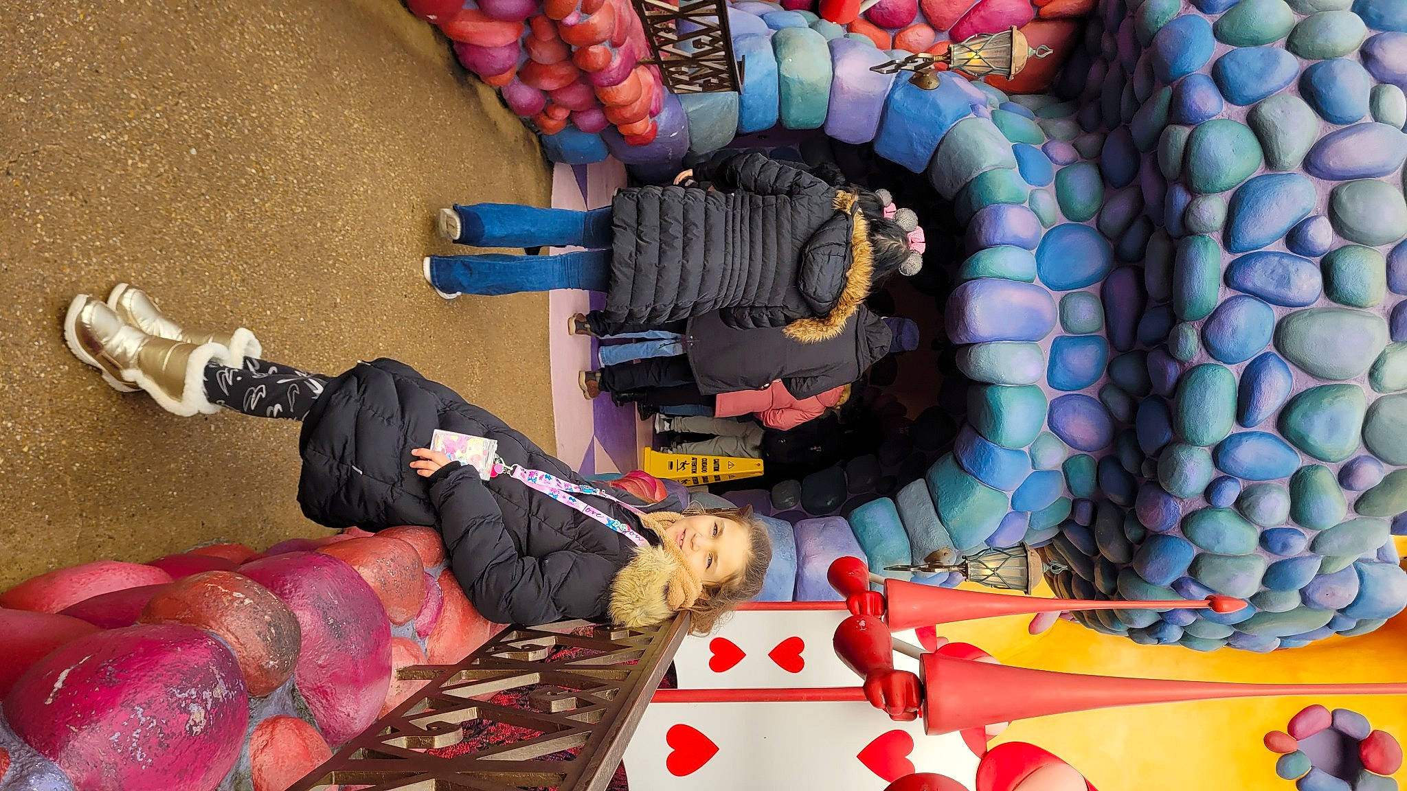 Maylé a rejoint le concours — aidez-le/la à gagner de superbes lots ! artist, automotive_tire, child, electric_blue, event, flooring, fun, games, leisure, pattern, person, play, recreation, red, room, t_shirt, textile, toy, visual_arts