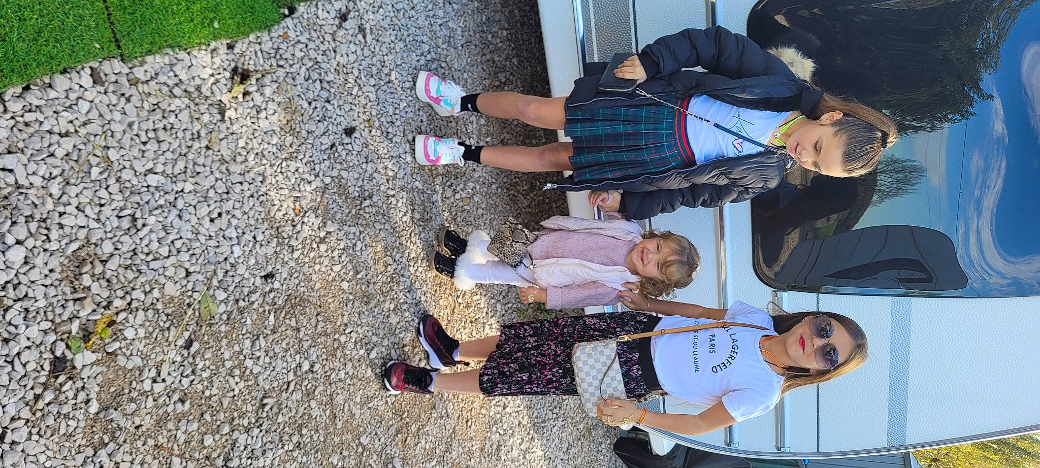 Néhémie participe au concours pour gagner de l'argent avec cette photo : asphalt, boot, footwear, fun, human_leg, joy, leg, leisure, outdoor_shoe, person, photograph, road_surface, shoe, smile, snapshot, sneakers, soil, thigh, travel, walking_shoe