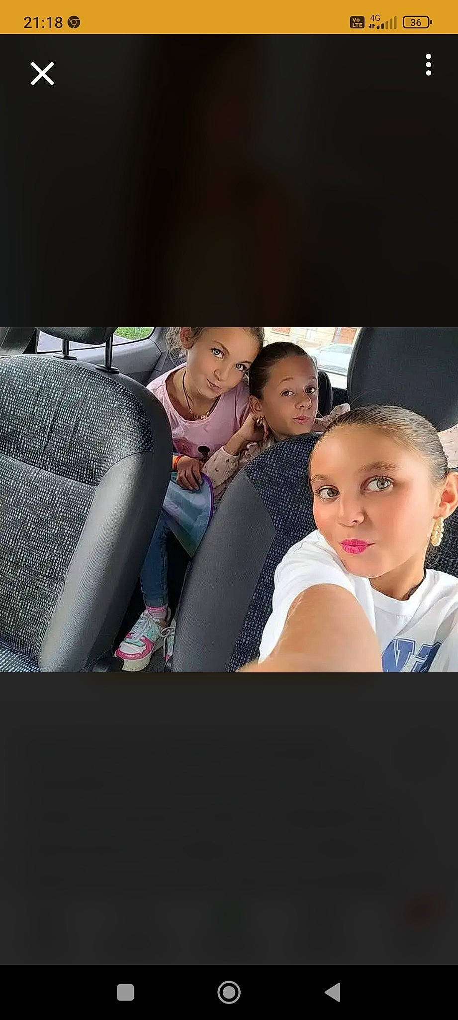 Merveille a rejoint le concours — aidez-le/la à gagner de superbes lots ! automotive_design, black_hair, car_seat, child, comfort, event, eyewear, family_car, flash_photography, formal_wear, fun, happy, jewellery, leisure, luxury_vehicle, person, photo_caption, sitting, t_shirt, thigh