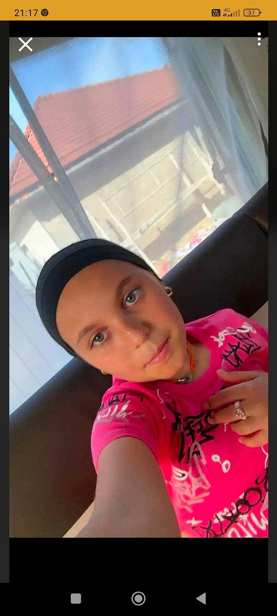 Merveille participe au concours pour gagner de l'argent avec cette photo : abdomen, arm, chest, elbow, eyelash, flesh, fun, happy, headwear, human_leg, leisure, magenta, person, pink, portrait_photography, selfie, sitting, skin, t_shirt, thigh