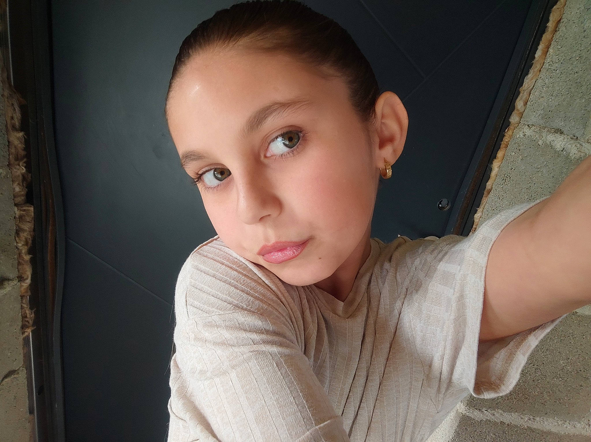 Merveille participe au concours pour gagner de l'argent avec cette photo : black_hair, cheek, chest, chin, ear, elbow, eye, eyebrow, eyelash, flash_photography, forehead, hairstyle, jaw, lip, long_hair, neck, nose, person, shoulder, skin