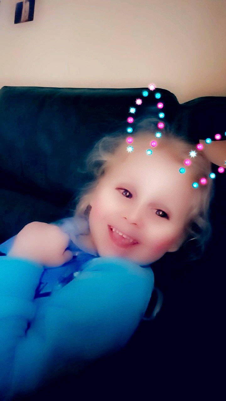 Amélia a rejoint le concours — aidez-le/la à gagner de superbes lots ! beauty, blue, cheek, child, eye, face, fun, girl, hair, hair_accessory, head, human_body, human_hair_color, infant, joy, nose, organ, person, pink, skin