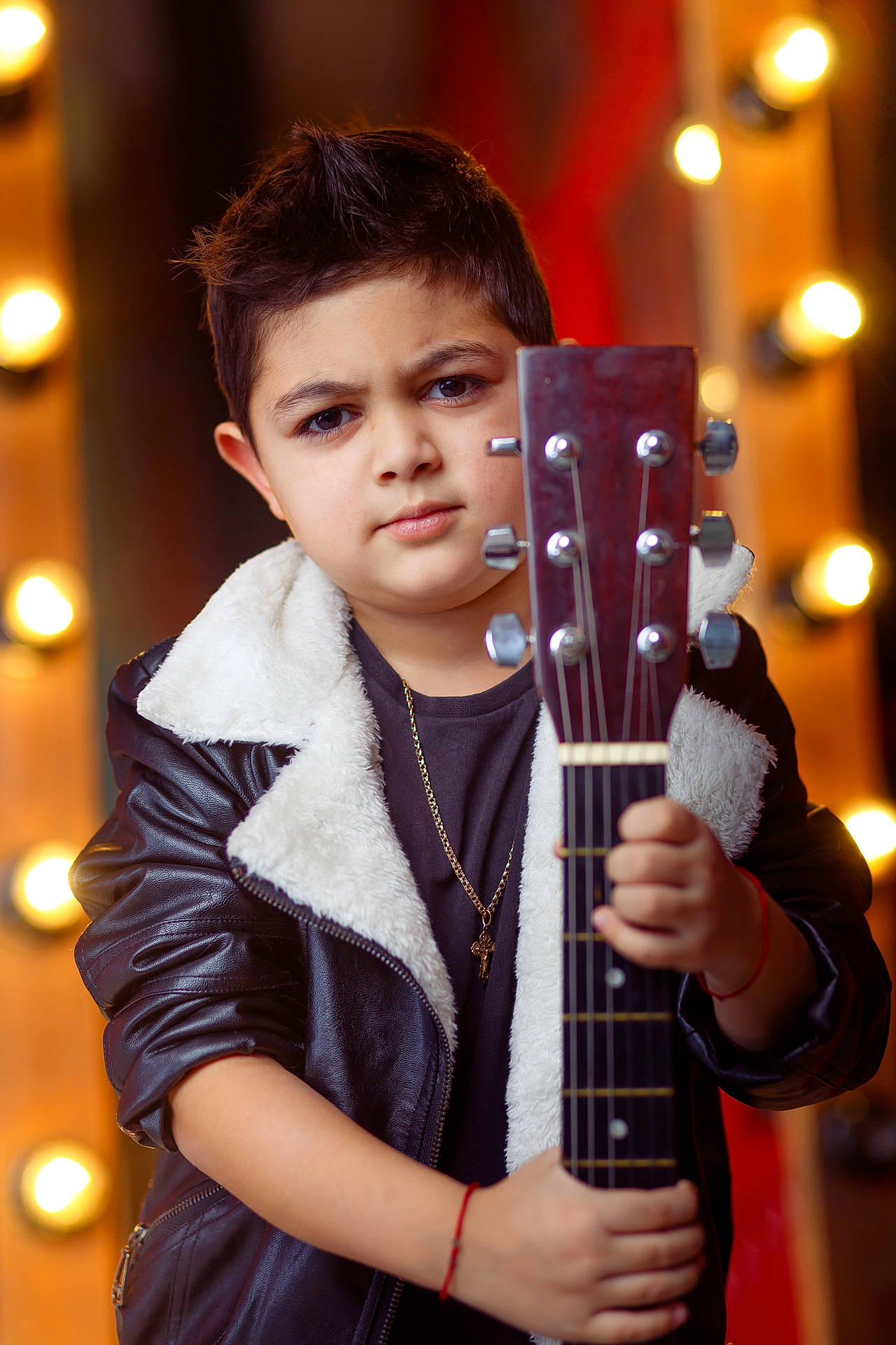 Armandas participe au concours pour gagner de l'argent avec cette photo : artist, entertainment, fashion, flash_photography, folk_instrument, guitar, guitar_accessory, guitarist, hairstyle, hand, music, music_artist, musical_instrument, musical_instrument_accessory, musician, person, plucked_string_instruments, string_instrument, string_instrument_accessory, wood