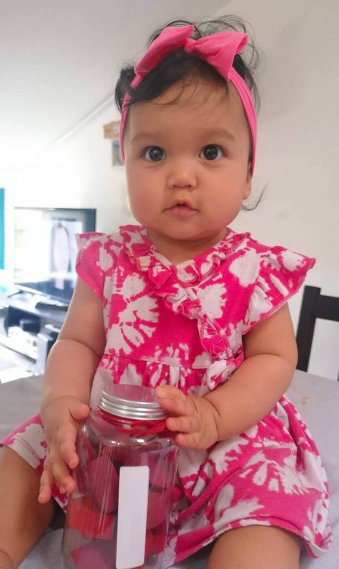 Shanna participe au concours pour gagner de l'argent avec cette photo : baby, baby_toddler_clothing, cap, cheek, drinkware, facial_expression, fun, goggles, happy, lip, neck, person, pink, plastic_bottle, product, red, skin, sleeve, sunglasses, t_shirt