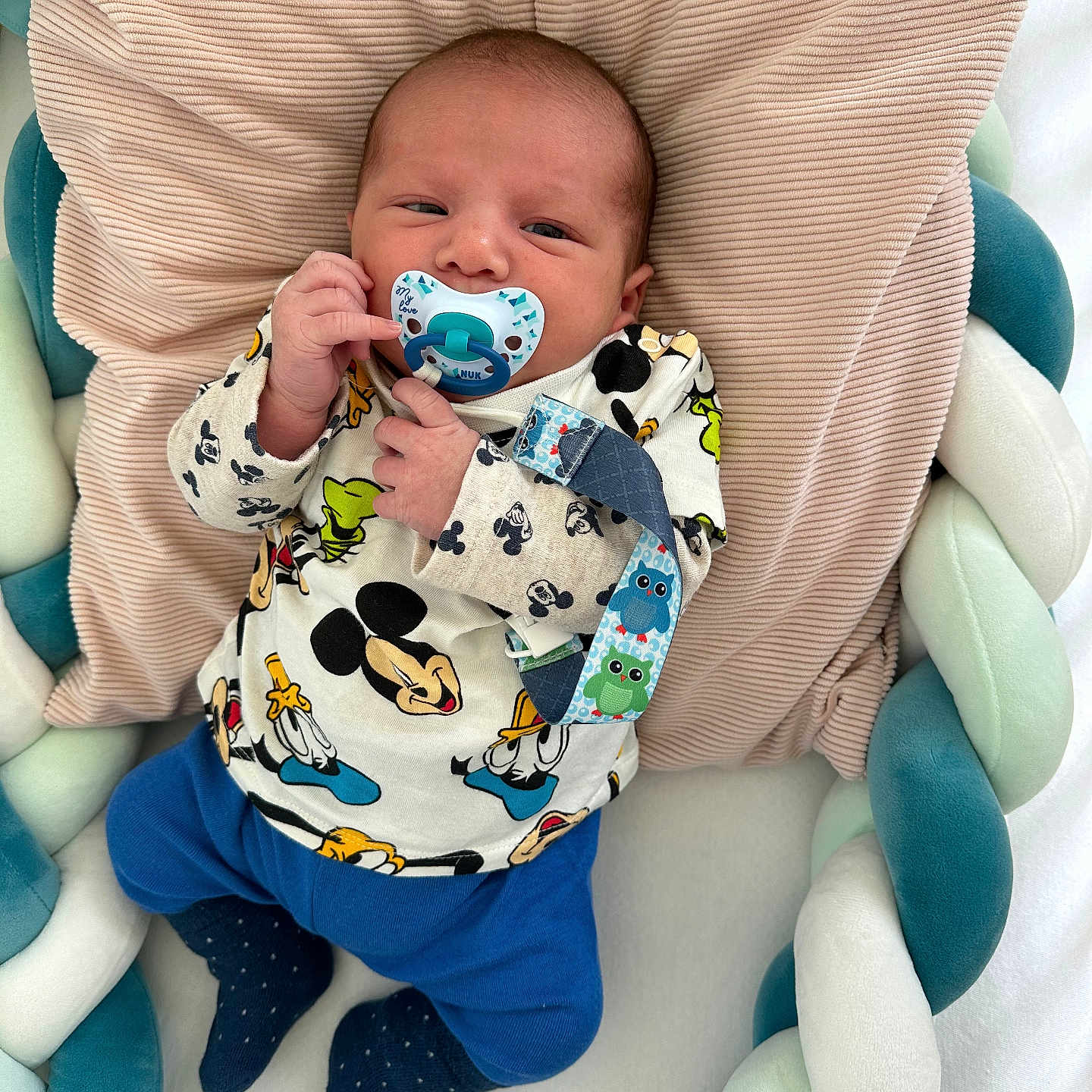 Zakaria participe au concours pour gagner de l'argent avec cette photo : baby, bed, blanket, clothing, couch, crib, cushion, face, furniture, head, homedecor, hosiery, infantbed, newborn, pants, person, photography, portrait, sleeping, sock