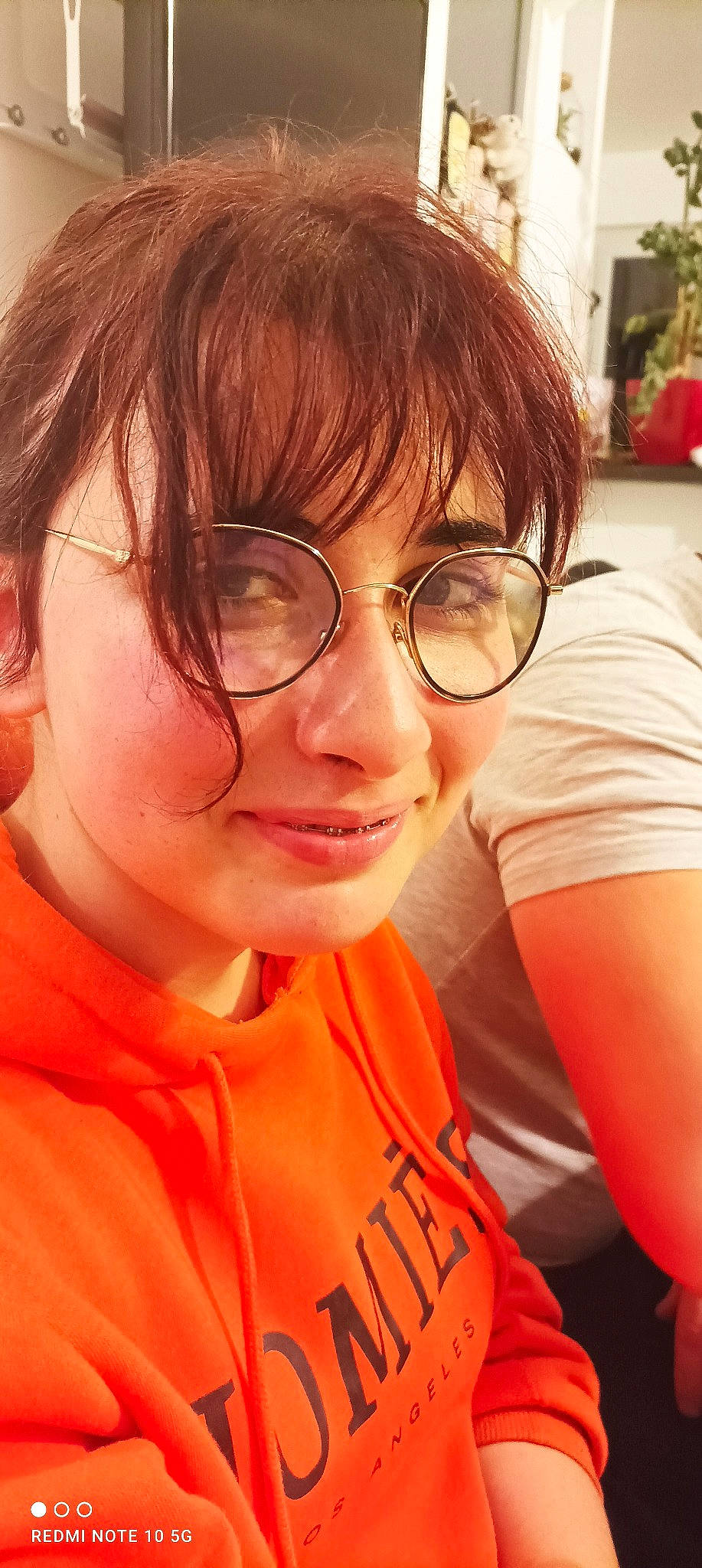 Silya a rejoint le concours — aidez-le/la à gagner de superbes lots ! bangs, cheek, chin, cool, eyebrow, eyelash, eyewear, forehead, fun, gesture, glasses, happy, jaw, joy, lip, mouth, neck, nose, orange, person