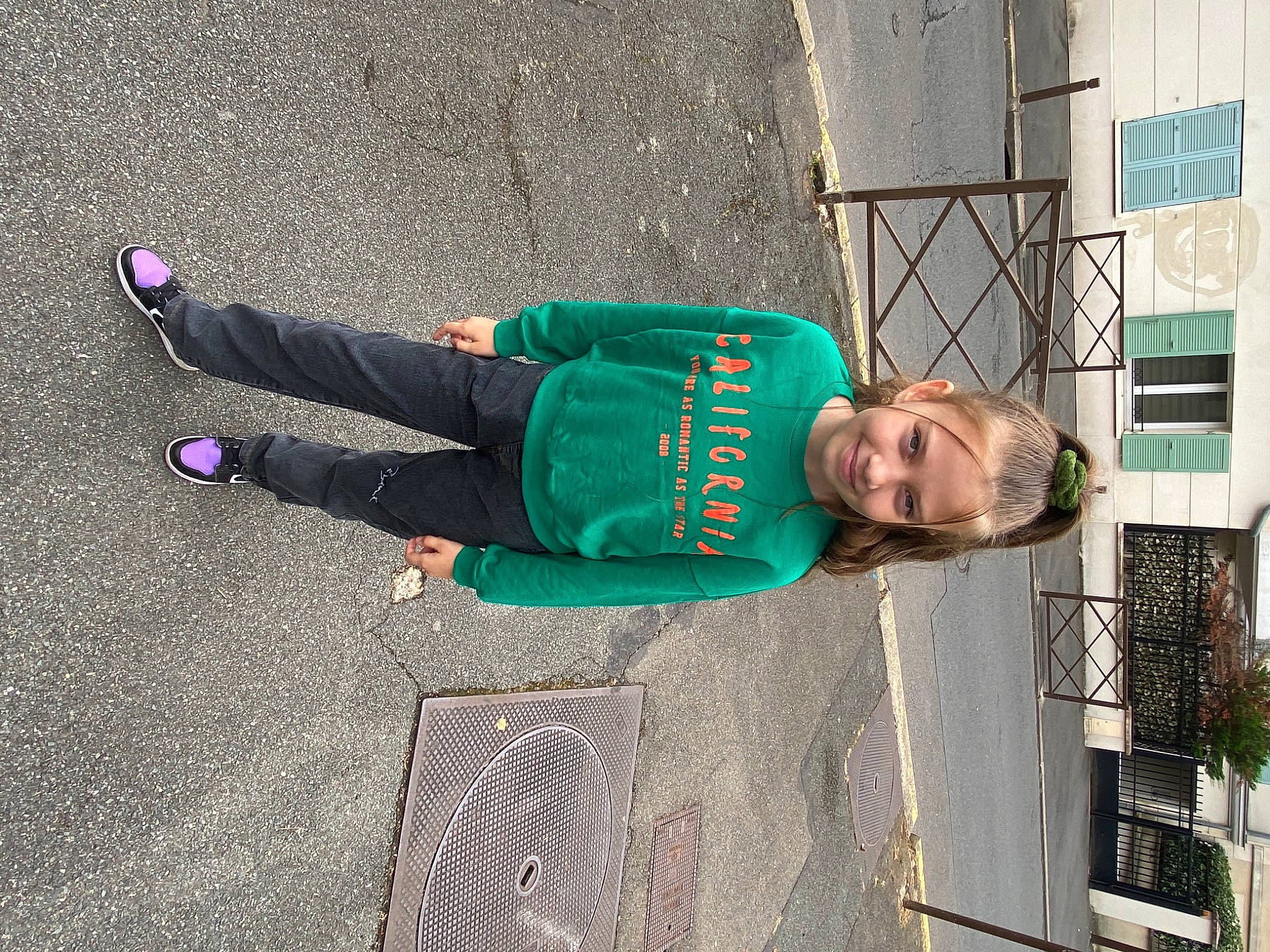 Cucerovschii participe au concours pour gagner de l'argent avec cette photo : asphalt, concrete, electric_blue, fun, human_leg, joy, leisure, pedestrian, person, recreation, road, road_surface, shadow, sidewalk, smile, street, street_fashion, t_shirt