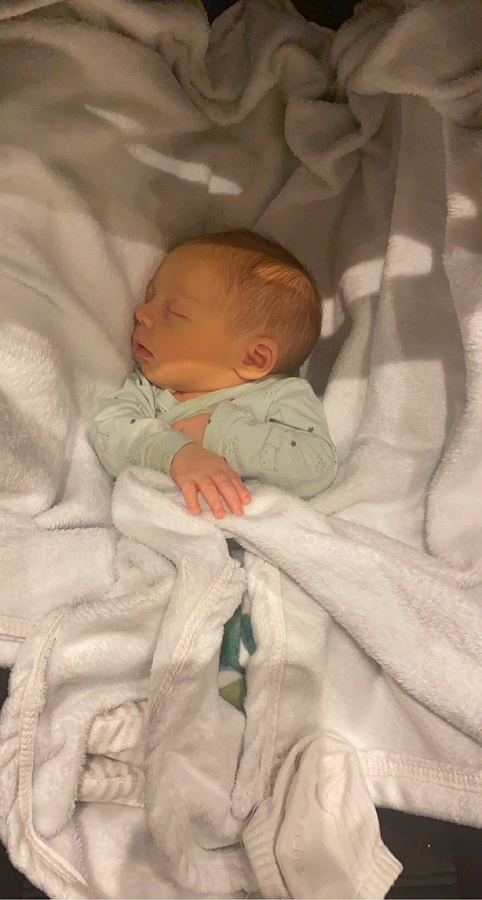 Lino participe au concours pour gagner de l'argent avec cette photo : baby, baby_products, baby_sleeping, baby_toddler_clothing, bedding, bedtime, cheek, child, comfort, eye, linens, nap, person, room, skin, sleep, textile, toddler