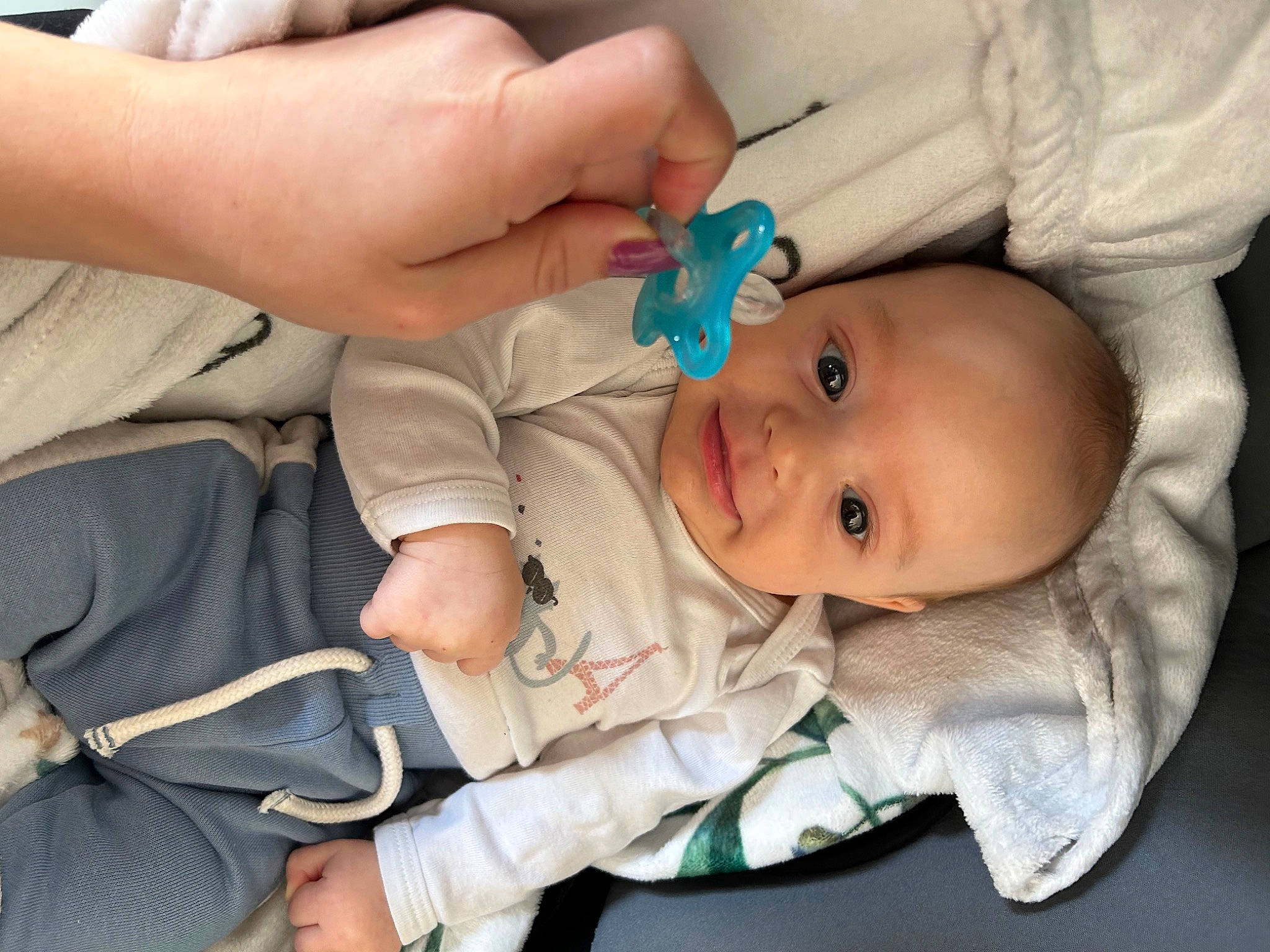 Lino a rejoint le concours — aidez-le/la à gagner de superbes lots ! baby, baby_products, baby_toddler_clothing, cheek, child, comfort, eye, face, finger, gesture, hand, happy, iris, mouth, nose, person, skin, smile, thumb, toddler