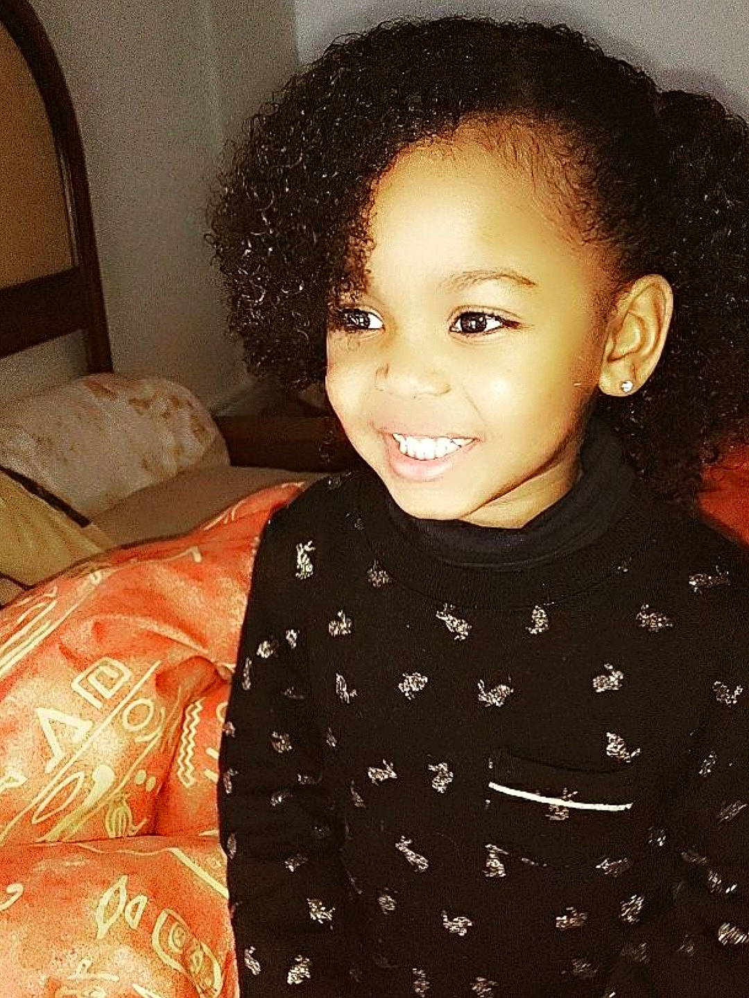 Louana a rejoint le concours — aidez-le/la à gagner de superbes lots ! black, black_hair, cheek, chin, cool, eye, eyebrow, face, flash_photography, forehead, hair, hairstyle, happy, head, iris, jheri_curl, joy, lip, nose, person