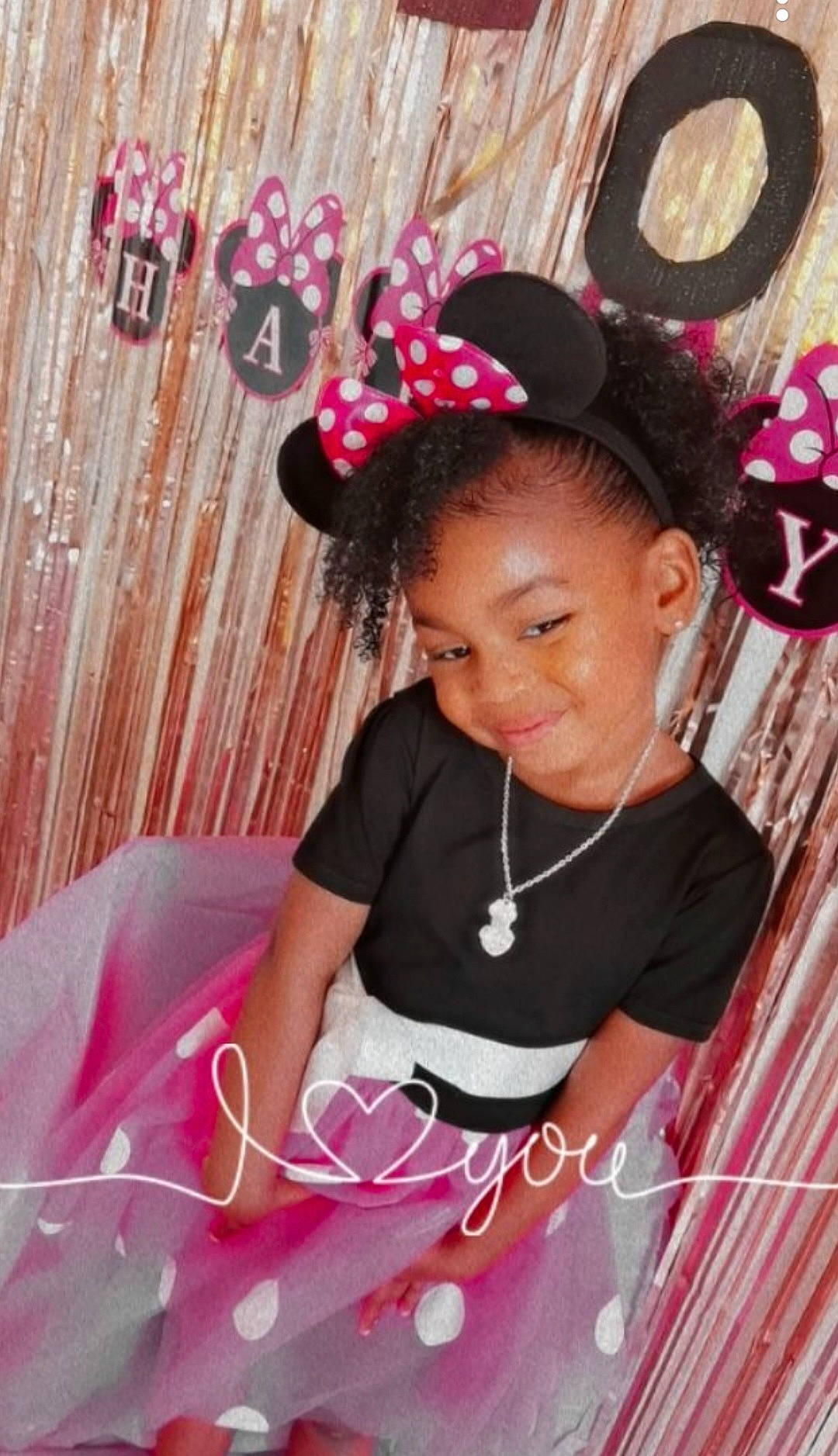 Louana a rejoint le concours — aidez-le/la à gagner de superbes lots ! baby_toddler_clothing, black_hair, costume, event, eyelash, fashion_accessory, fashion_design, hair_accessory, hairstyle, happy, headband, headpiece, jewellery, joy, magenta, pattern, person, pink, sleeve, smile