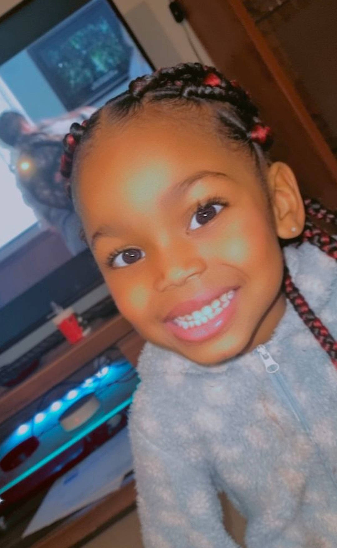 Louana a rejoint le concours — aidez-le/la à gagner de superbes lots ! black_hair, cheek, chin, cool, ear, eye, eyebrow, eyelash, face, facial_expression, forehead, fun, hairstyle, happy, iris, joy, lip, nose, person, skin