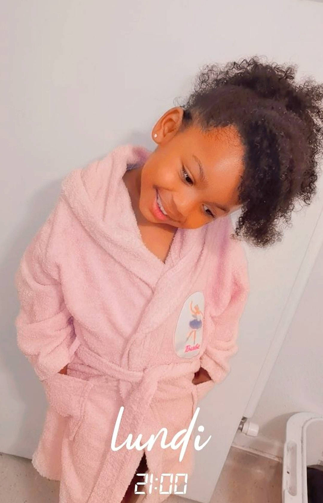 Louana a rejoint le concours — aidez-le/la à gagner de superbes lots ! arm, black_hair, cheek, chin, comfort, dress_shirt, eyebrow, face, hair, happy, head, joy, lip, mouth, neck, nose, person, pink, shirt, skin