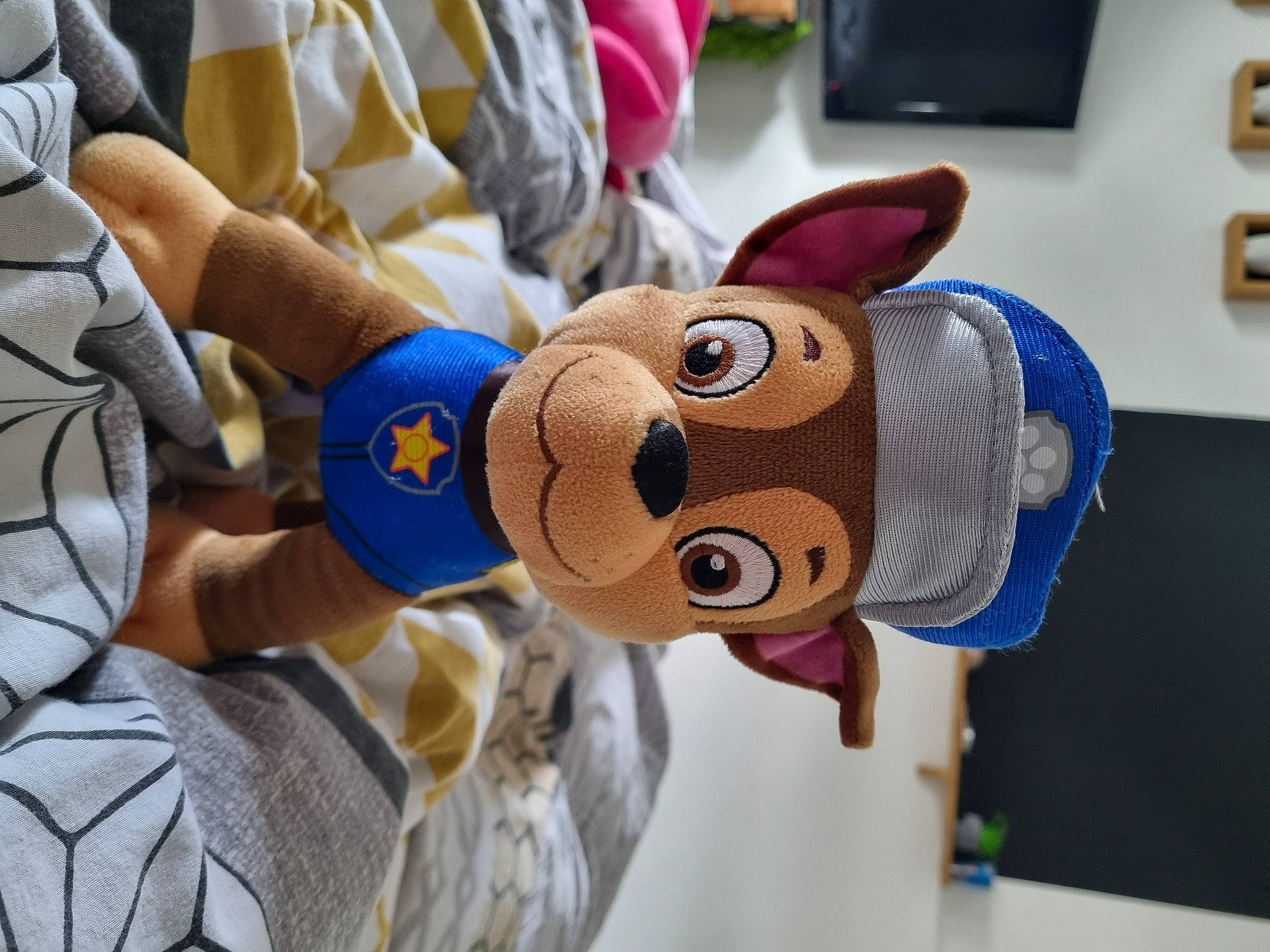 Chase a rejoint le concours — aidez-le/la à gagner de superbes lots ! animation, art, carmine, costume, fawn, fun, fur, gesture, head, human_body, linens, mascot, plush, room, snout, stuffed_toy, suidae, toy, wood, working_animal