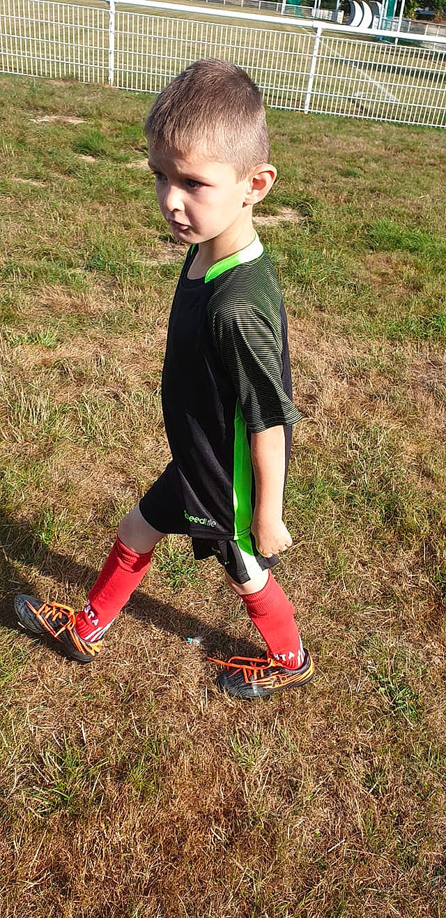 Ethan participe au concours pour gagner de l'argent avec cette photo : ball, child, footwear, grass, joint, leg, leggings, person, plant, play, shoe, sleeve, sportswear, t_shirt, tights, toddler