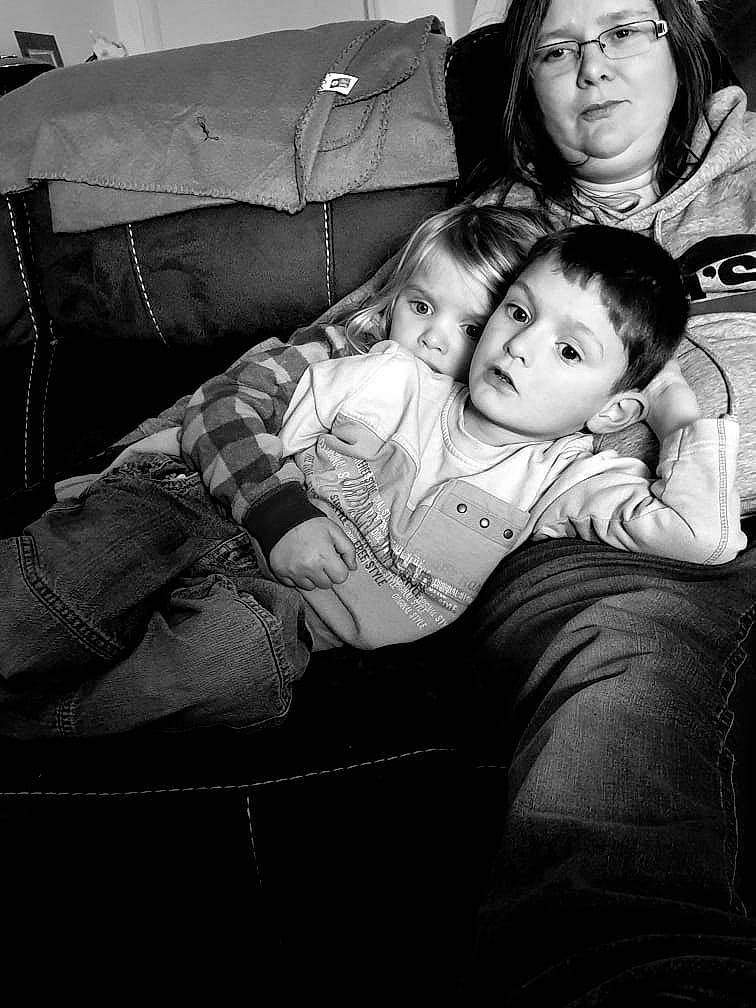 Ethan a rejoint le concours — aidez-le/la à gagner de superbes lots ! baby, black, black_and_white, child, eye, family, human, monochrome, monochrome_photography, people, person, photograph, photography, room, sibling, sitting, smile, snapshot, stock_photography, style