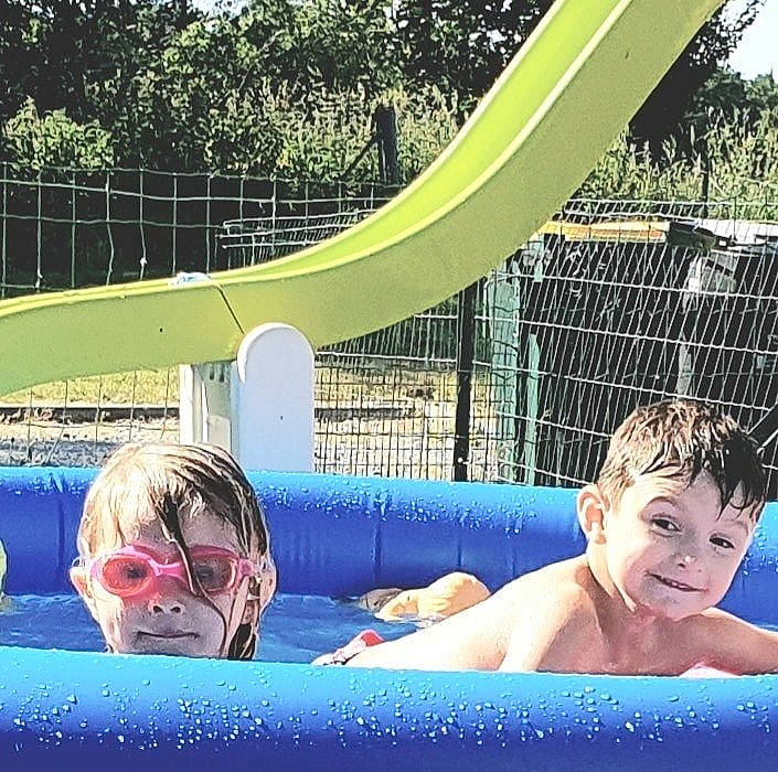 Ethan participe au concours pour gagner de l'argent avec cette photo : amusement_park, child, fun, games, leisure, leisure_centre, nonbuilding_structure, park, person, play, recreation, sky, summer, swimming_pool, vacation, water, water_park