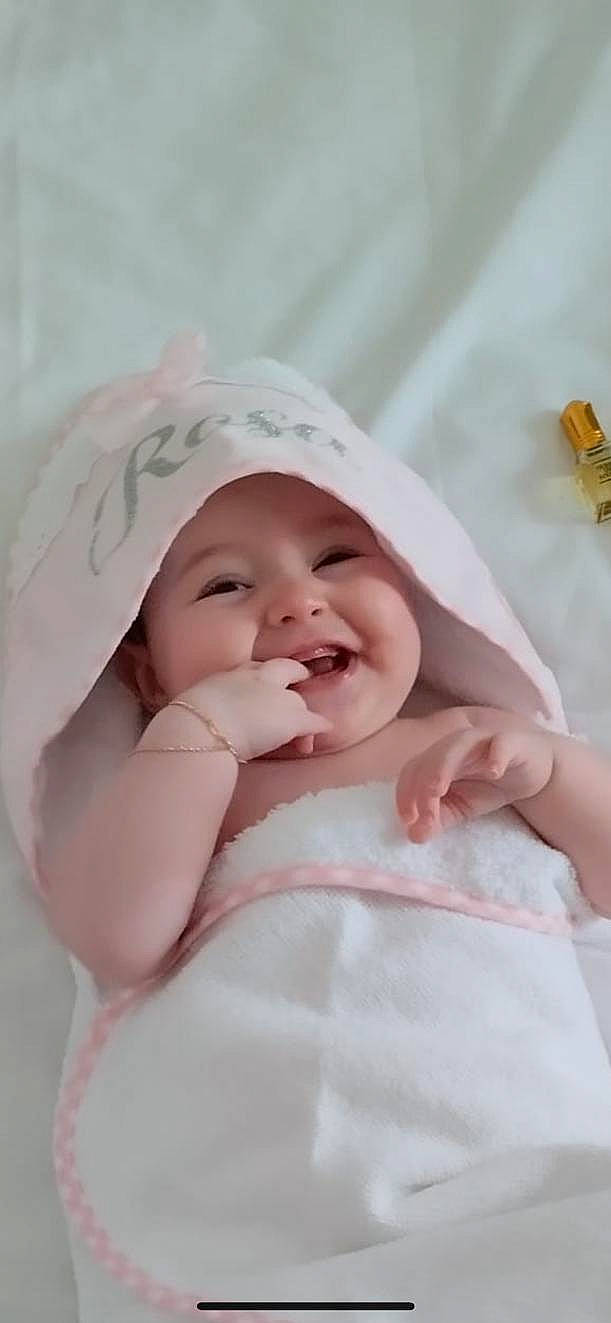 Rosa participe au concours pour gagner de l'argent avec cette photo : baby, baby_products, baby_toddler_clothing, child, comfort, event, fun, happy, headwear, laugh, linens, peach, person, pink, portrait_photography, room, sleeve, smile, thumb, toddler