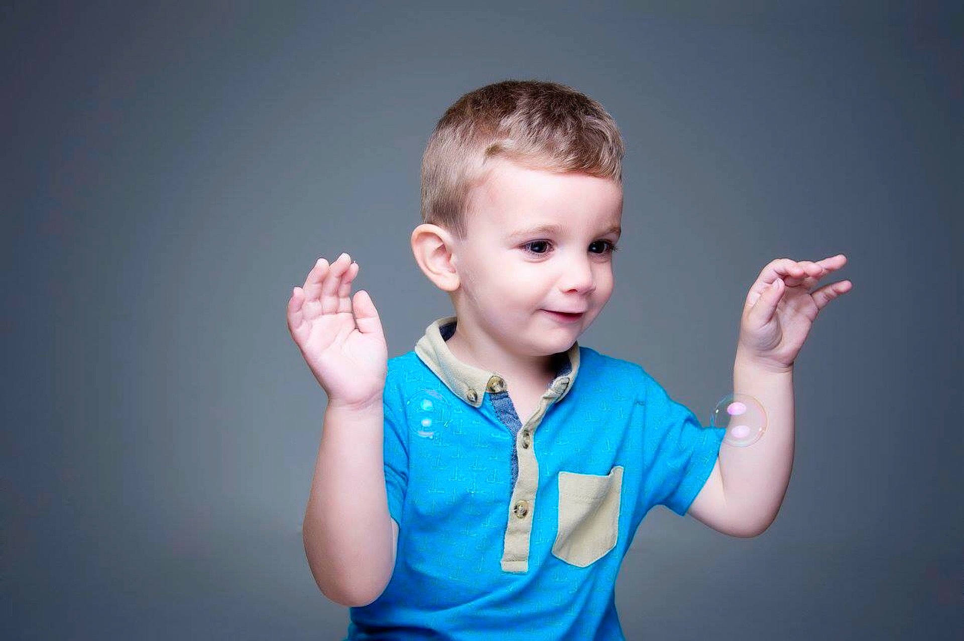 Alfie is registered to the contest to win money with this photo: blue, child, emotion, eye, facial_expression, finger, girl, hand, human_body, infant, organ, person, photo_shoot, photography, portrait, portrait_photography, sense, singing, toddler