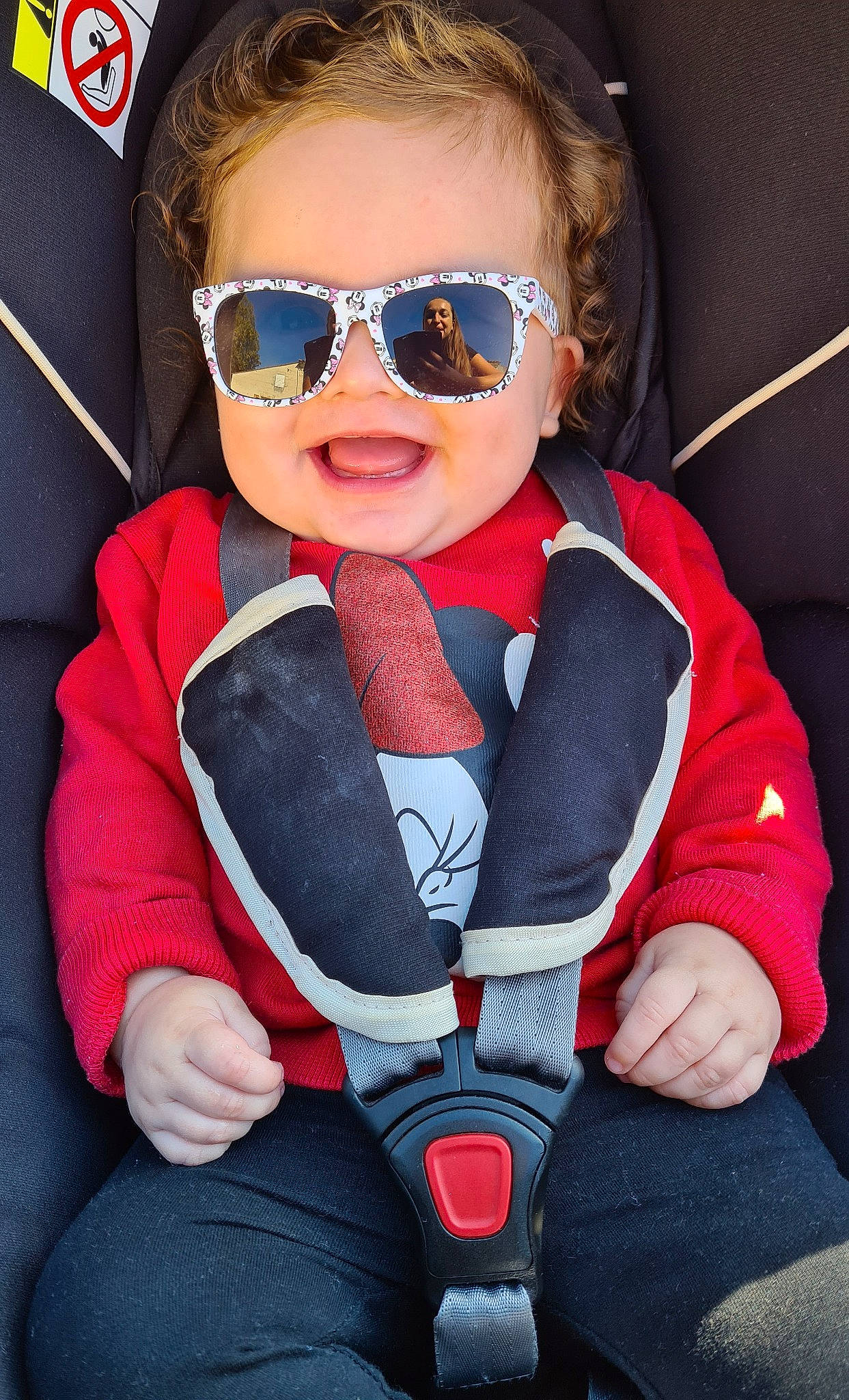 Alba a rejoint le concours — aidez-le/la à gagner de superbes lots ! baby, baby_toddler_clothing, comfort, cool, electric_blue, eyewear, face, finger, gesture, glasses, glove, goggles, joy, person, red, sleeve, smile, sports_gear, sunglasses, thumb