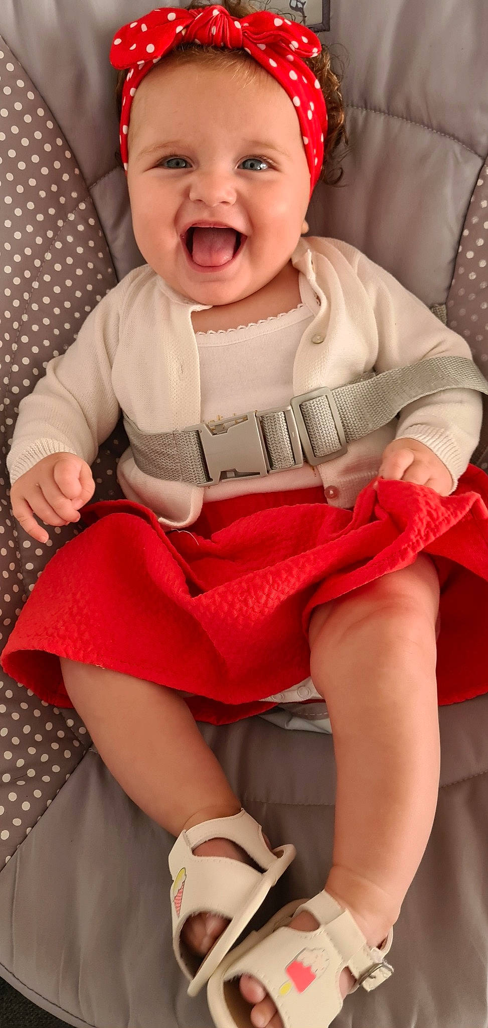 Alba a rejoint le concours — aidez-le/la à gagner de superbes lots ! baby, baby_toddler_clothing, cheek, comfort, eye, face, finger, happy, head, headwear, knee, leg, person, pink, red, shorts, skin, sleeve, smile, thigh