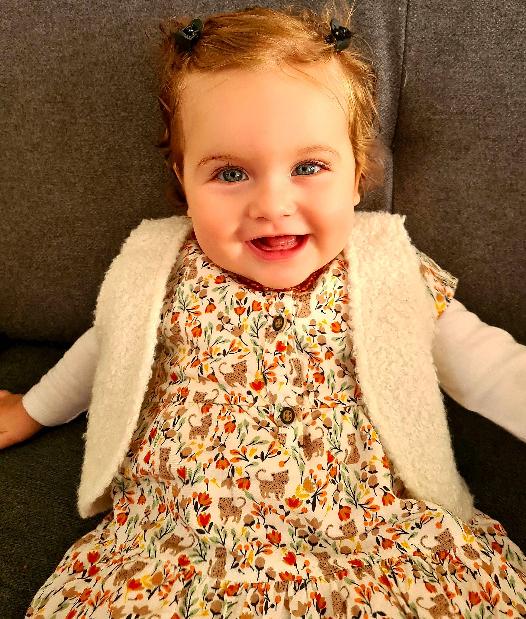 Alba participe au concours pour gagner de l'argent avec cette photo : baby_toddler_clothing, blond, cheek, collar, day_dress, dress, event, eye, face, hair, happy, head, joy, neck, outerwear, pattern, peach, person, sleeve, smile
