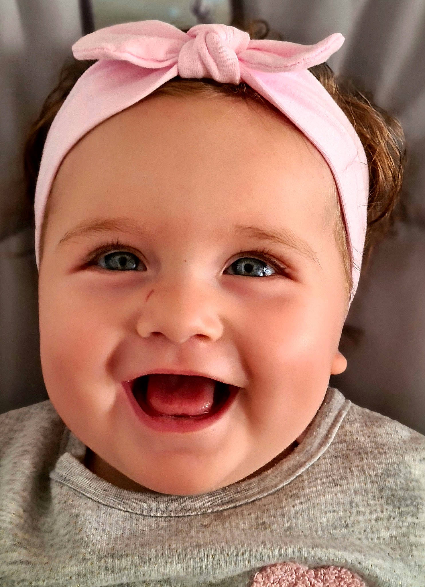 Alba participe au concours pour gagner de l'argent avec cette photo : baby_laughing, cheek, chin, eyebrow, eyelash, face, facial_expression, happy, iris, jaw, joy, lip, mouth, nose, organ, person, photograph, pink, skin, smile