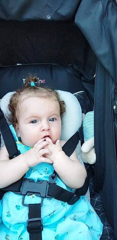 Alba a rejoint le concours — aidez-le/la à gagner de superbes lots ! auto_part, baby, baby_toddler_clothing, car_seat, cheek, child, cool, electric_blue, eyelash, fashion_accessory, finger, flash_photography, fun, happy, iris, jewellery, person, seat_belt, sitting, skin