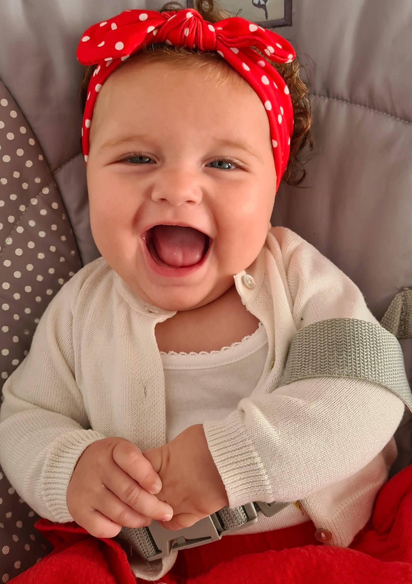 Alba a rejoint le concours — aidez-le/la à gagner de superbes lots ! baby, baby_laughing, baby_products, baby_toddler_clothing, cap, cheek, child, comfort, eye, gesture, happy, head, headwear, lip, mouth, nose, person, pink, skin, smile