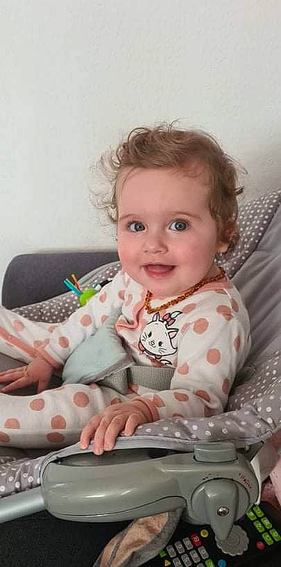 Alba participe au concours pour gagner de l'argent avec cette photo : baby, baby_toddler_clothing, blond, cheek, child, comfort, electronic_device, eye, face, finger, hairstyle, happy, head, iris, joy, lip, nose, person, skin, sleeve